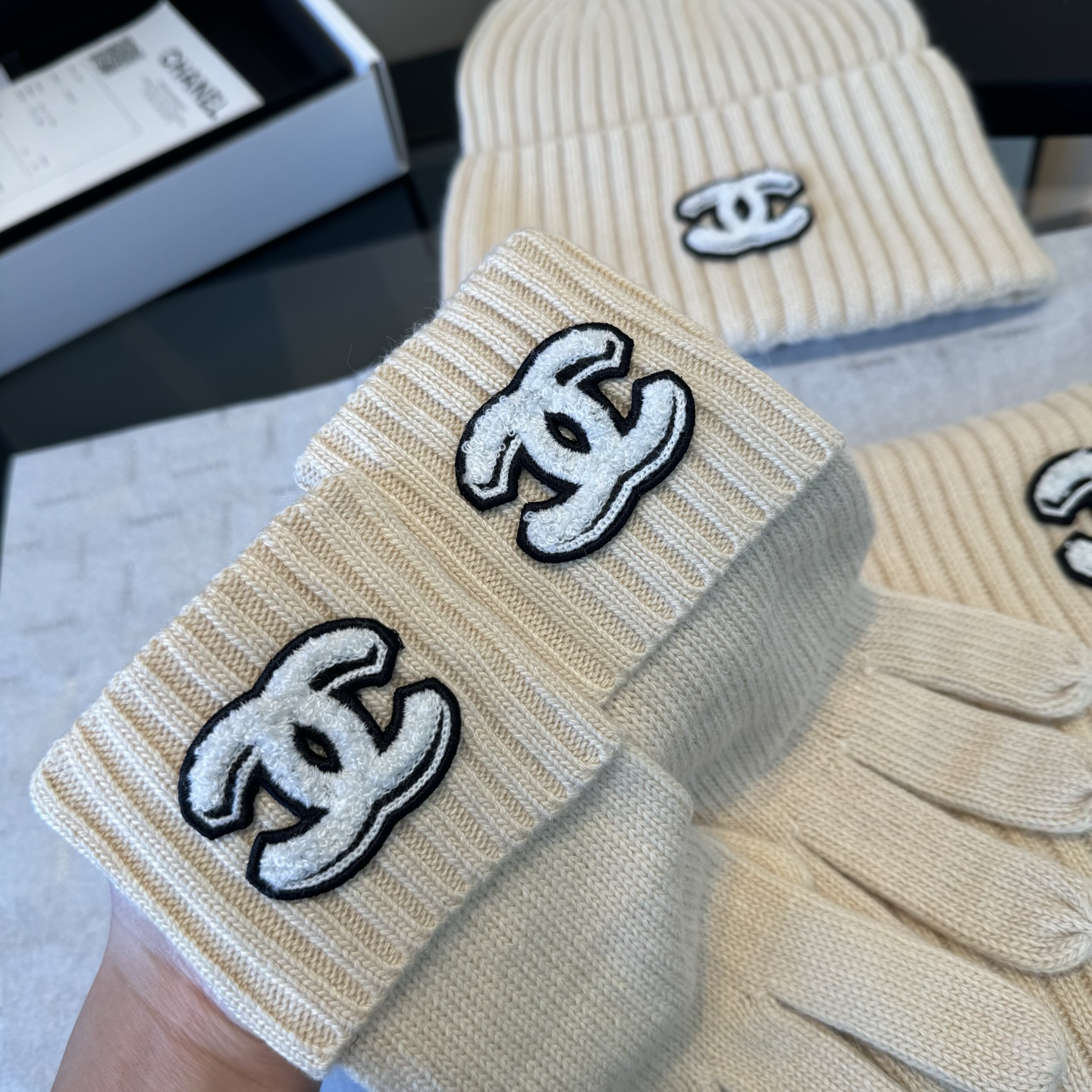 Chanel A貨針織三件組 米杏色雙C刺繡冬季保暖套組｜歐美奢侈品精品推薦