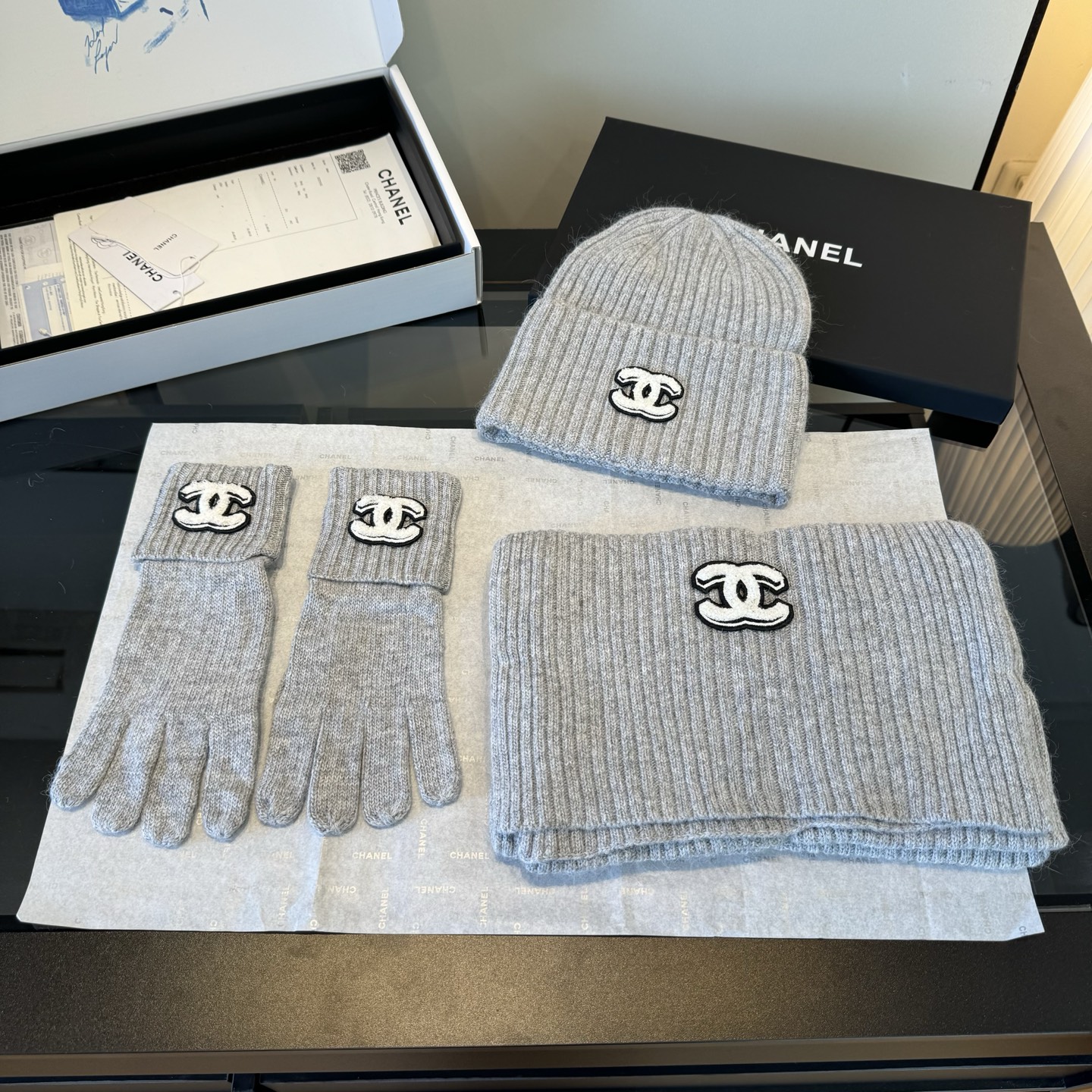 Chanel高仿圍巾帽子手套三件組 灰色毛線款 百搭保暖必備|超A仿原單精品圖片 14 Chanel高仿圍巾帽子手套三件組 灰色毛線款 百搭保暖必備|歐美奢侈品精品推薦