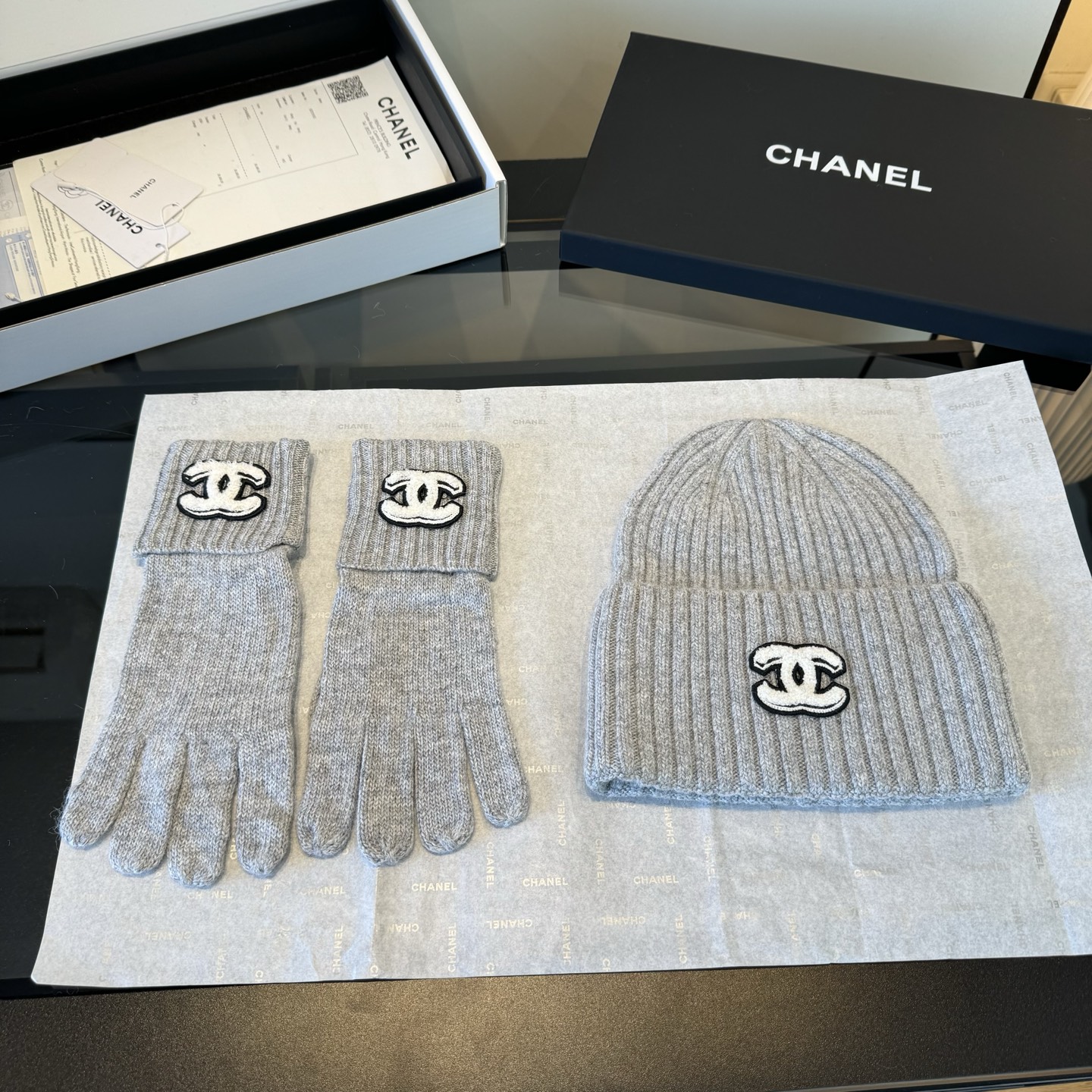 Chanel高仿圍巾帽子手套三件組 灰色毛線款 百搭保暖必備|超A仿原單精品圖片 13 Chanel高仿圍巾帽子手套三件組 灰色毛線款 百搭保暖必備|歐美奢侈品精品推薦