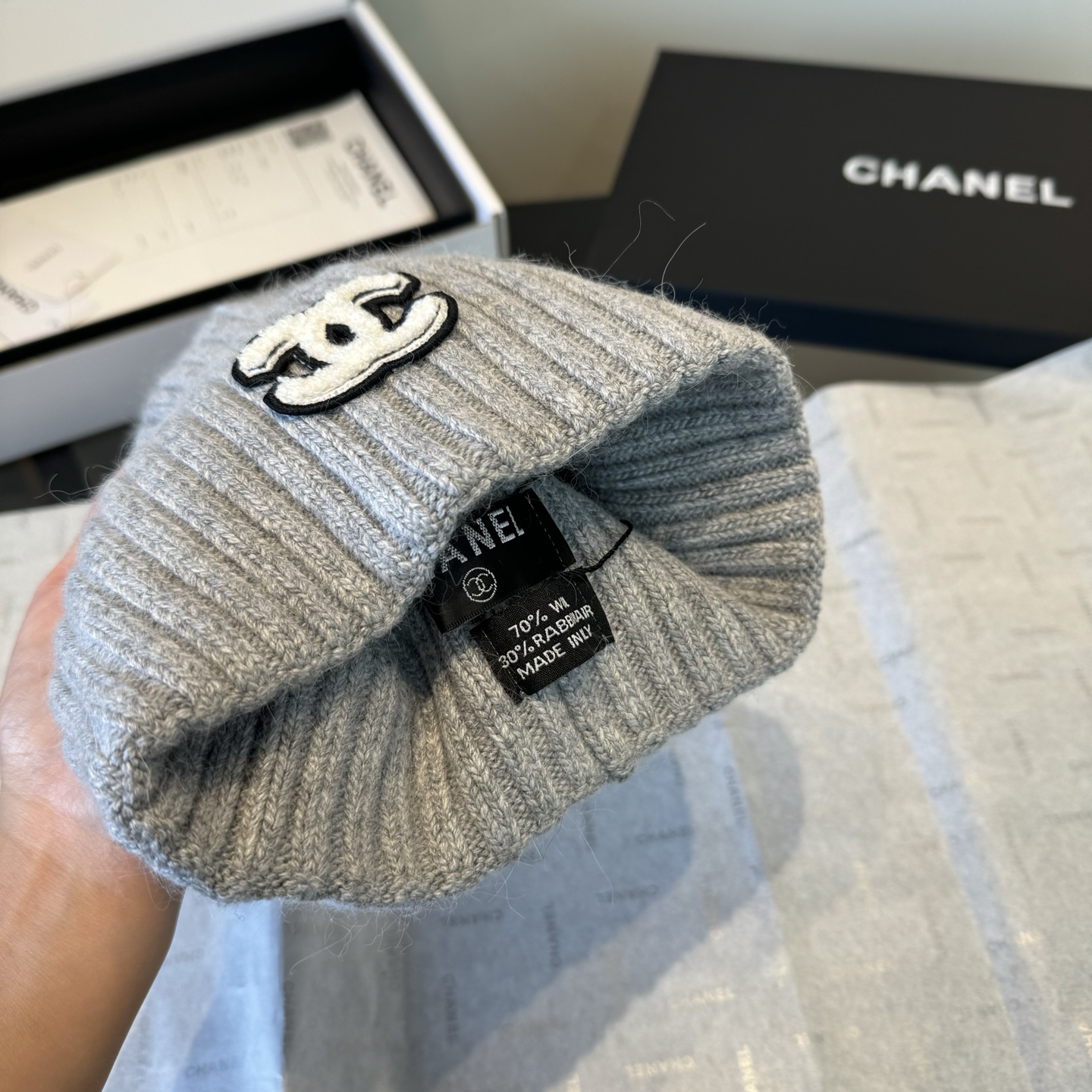 Chanel高仿圍巾帽子手套三件組 灰色毛線款 百搭保暖必備|超A仿原單精品圖片 8 Chanel高仿圍巾帽子手套三件組 灰色毛線款 百搭保暖必備|歐美奢侈品精品推薦