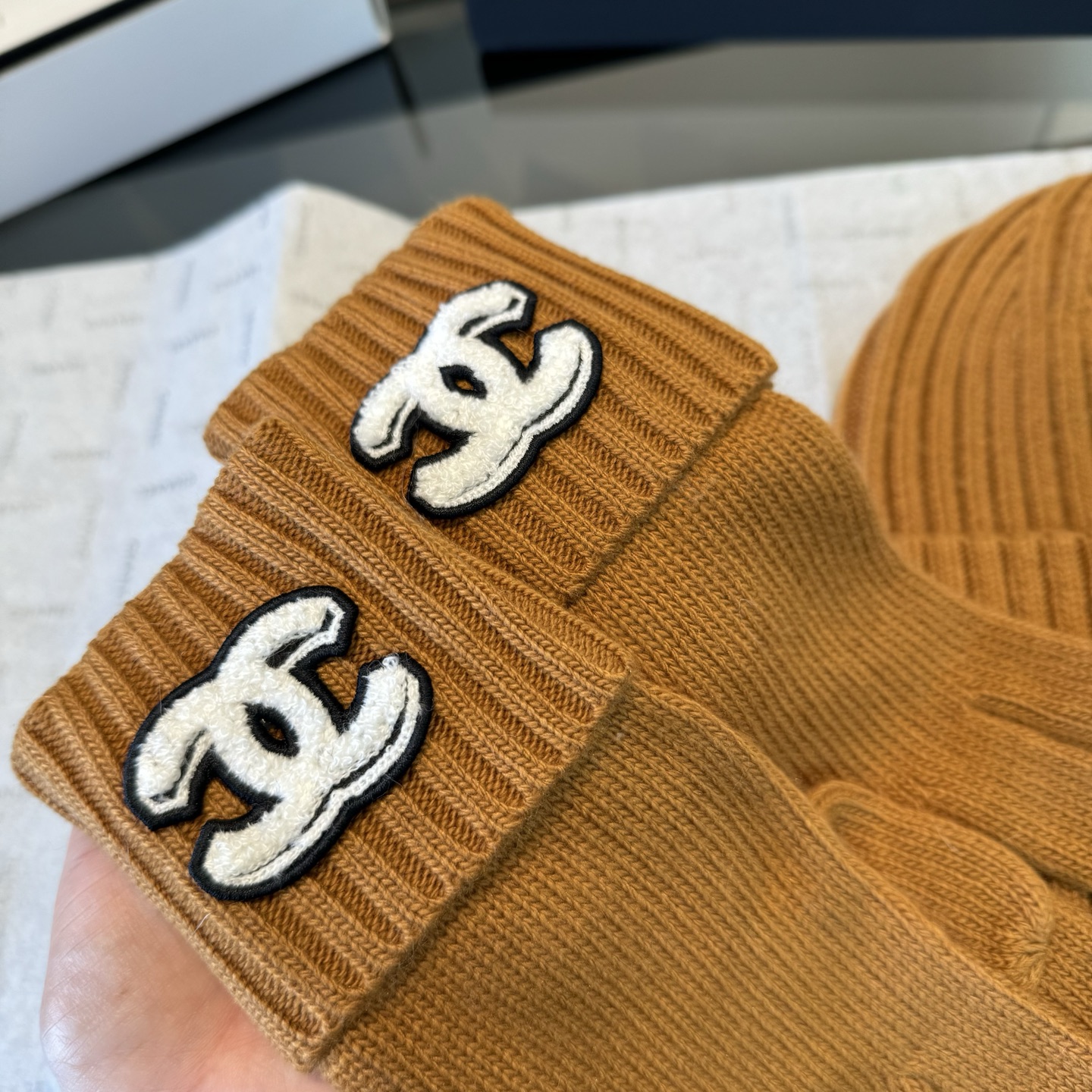 Chanel原單等級圍巾手套帽三件組 焦糖色冬季復古時尚款|超A仿原單精品圖片 8 Chanel原單等級圍巾手套帽三件組 焦糖色冬季復古時尚款|歐美奢侈品精品推薦