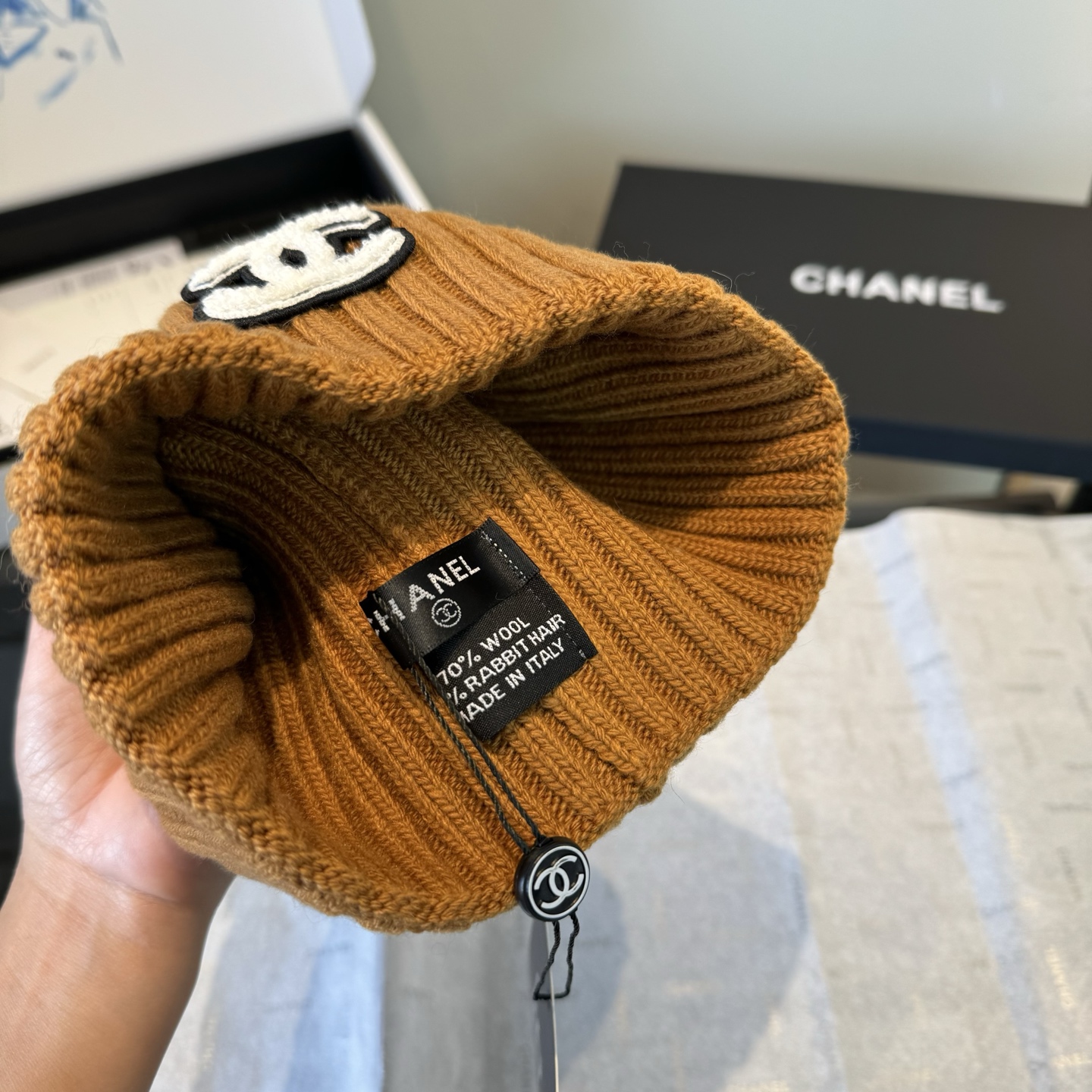 Chanel原單等級圍巾手套帽三件組 焦糖色冬季復古時尚款|超A仿原單精品圖片 7 Chanel原單等級圍巾手套帽三件組 焦糖色冬季復古時尚款|歐美奢侈品精品推薦