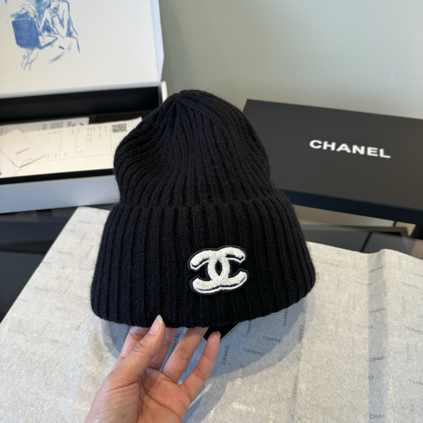 Chanel高仿針織三件組 黑色圍巾帽手套 經典雙C標完美還原|超A仿原單精品圖片 17 Chanel高仿針織三件組 黑色圍巾帽手套 經典雙C標完美還原|歐美奢侈品精品推薦