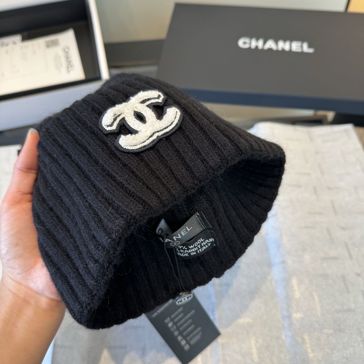 Chanel高仿針織三件組 黑色圍巾帽手套 經典雙C標完美還原|超A仿原單精品圖片 16 Chanel高仿針織三件組 黑色圍巾帽手套 經典雙C標完美還原|歐美奢侈品精品推薦