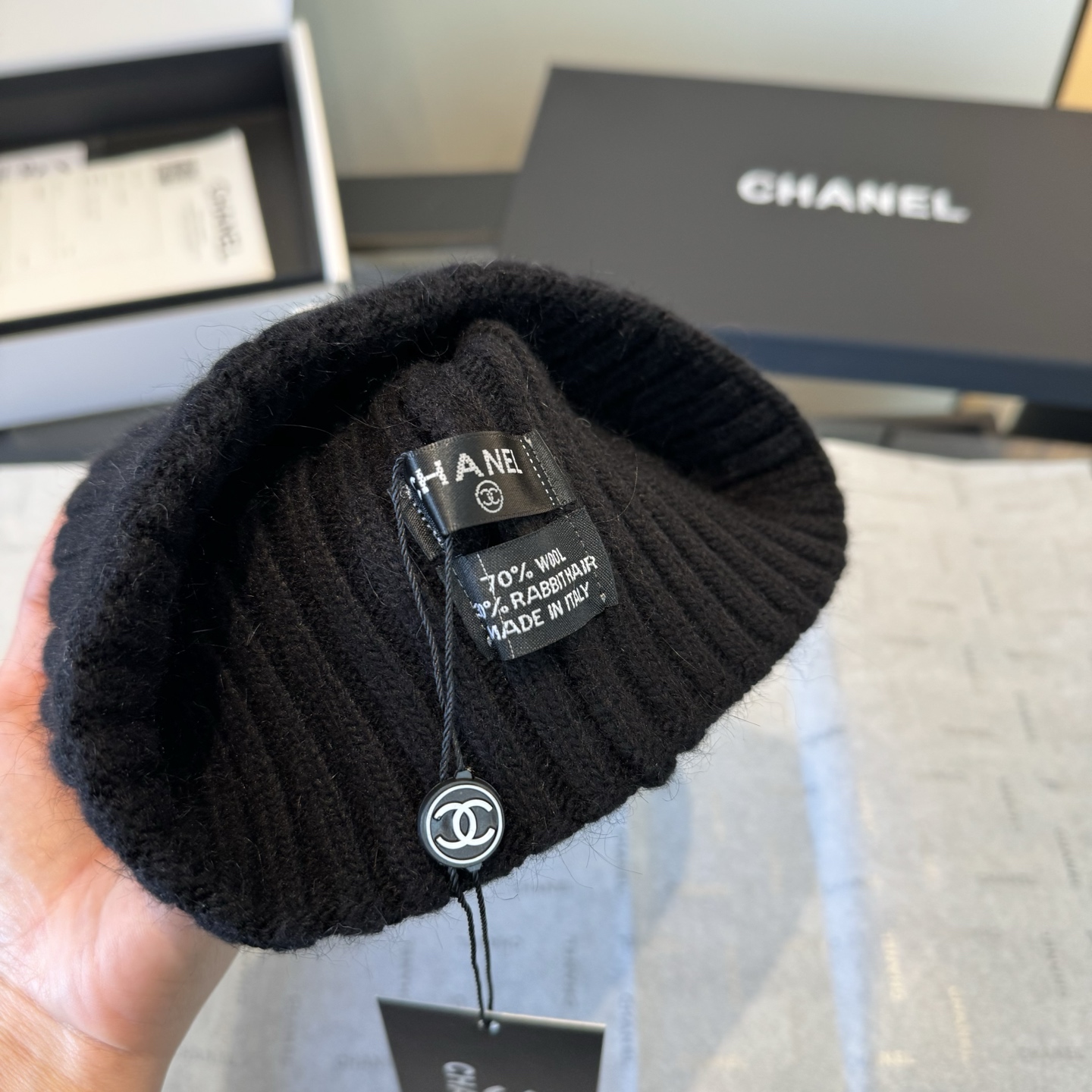 Chanel高仿針織三件組 黑色圍巾帽手套 經典雙C標完美還原|超A仿原單精品圖片 15 Chanel高仿針織三件組 黑色圍巾帽手套 經典雙C標完美還原|歐美奢侈品精品推薦