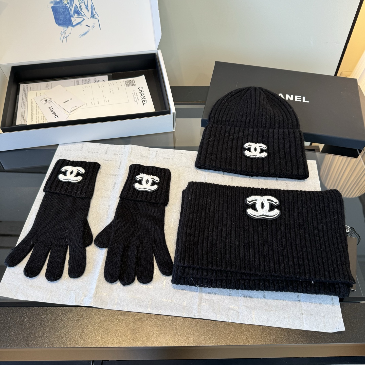 Chanel高仿針織三件組 黑色圍巾帽手套 經典雙C標完美還原|超A仿原單精品圖片 12 Chanel高仿針織三件組 黑色圍巾帽手套 經典雙C標完美還原|歐美奢侈品精品推薦