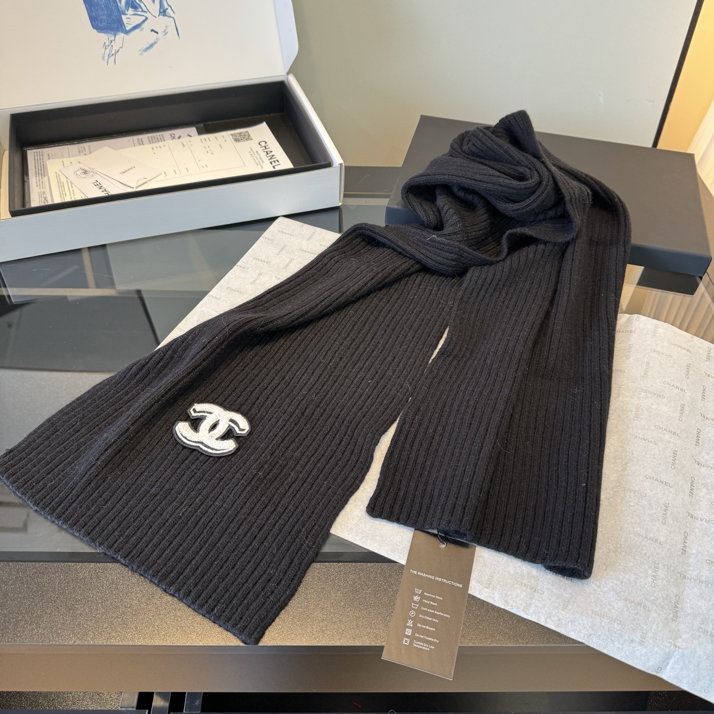 Chanel高仿針織三件組 黑色圍巾帽手套 經典雙C標完美還原|超A仿原單精品圖片 11 Chanel高仿針織三件組 黑色圍巾帽手套 經典雙C標完美還原|歐美奢侈品精品推薦