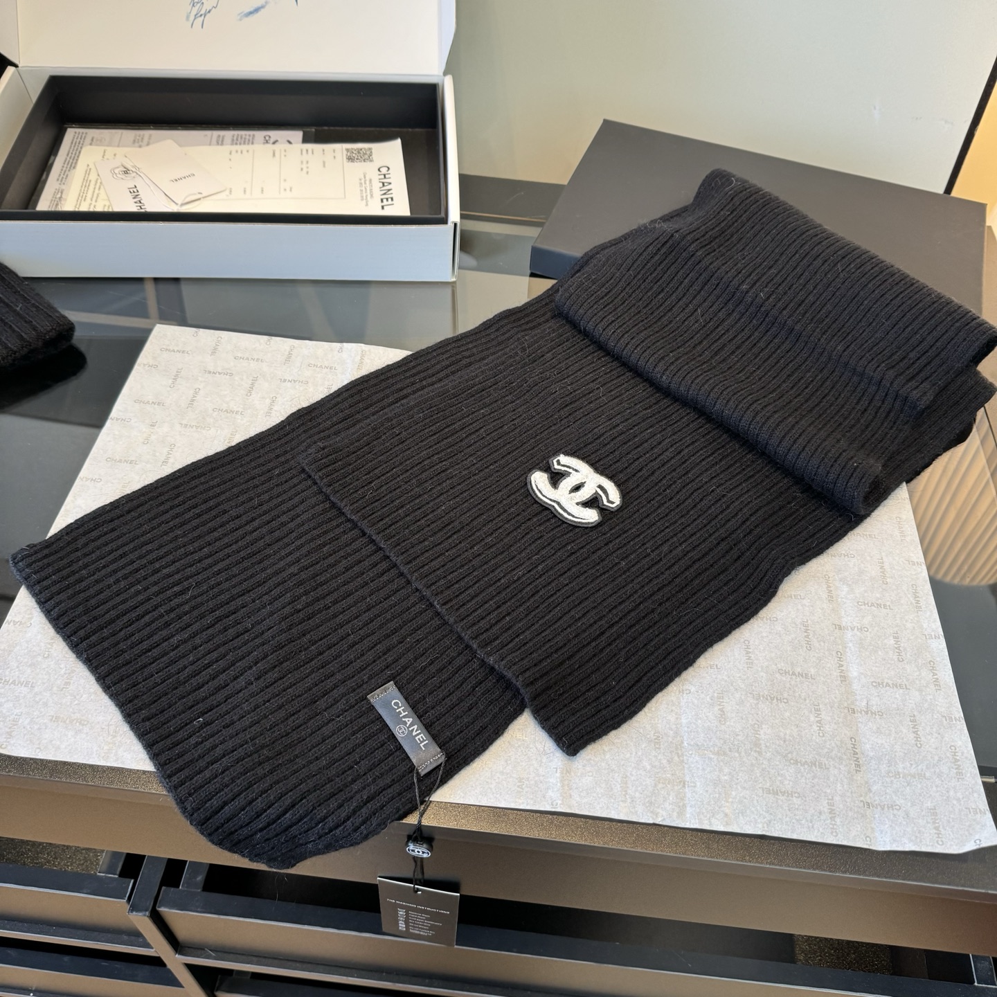 Chanel高仿針織三件組 黑色圍巾帽手套 經典雙C標完美還原|超A仿原單精品圖片 10 Chanel高仿針織三件組 黑色圍巾帽手套 經典雙C標完美還原|歐美奢侈品精品推薦