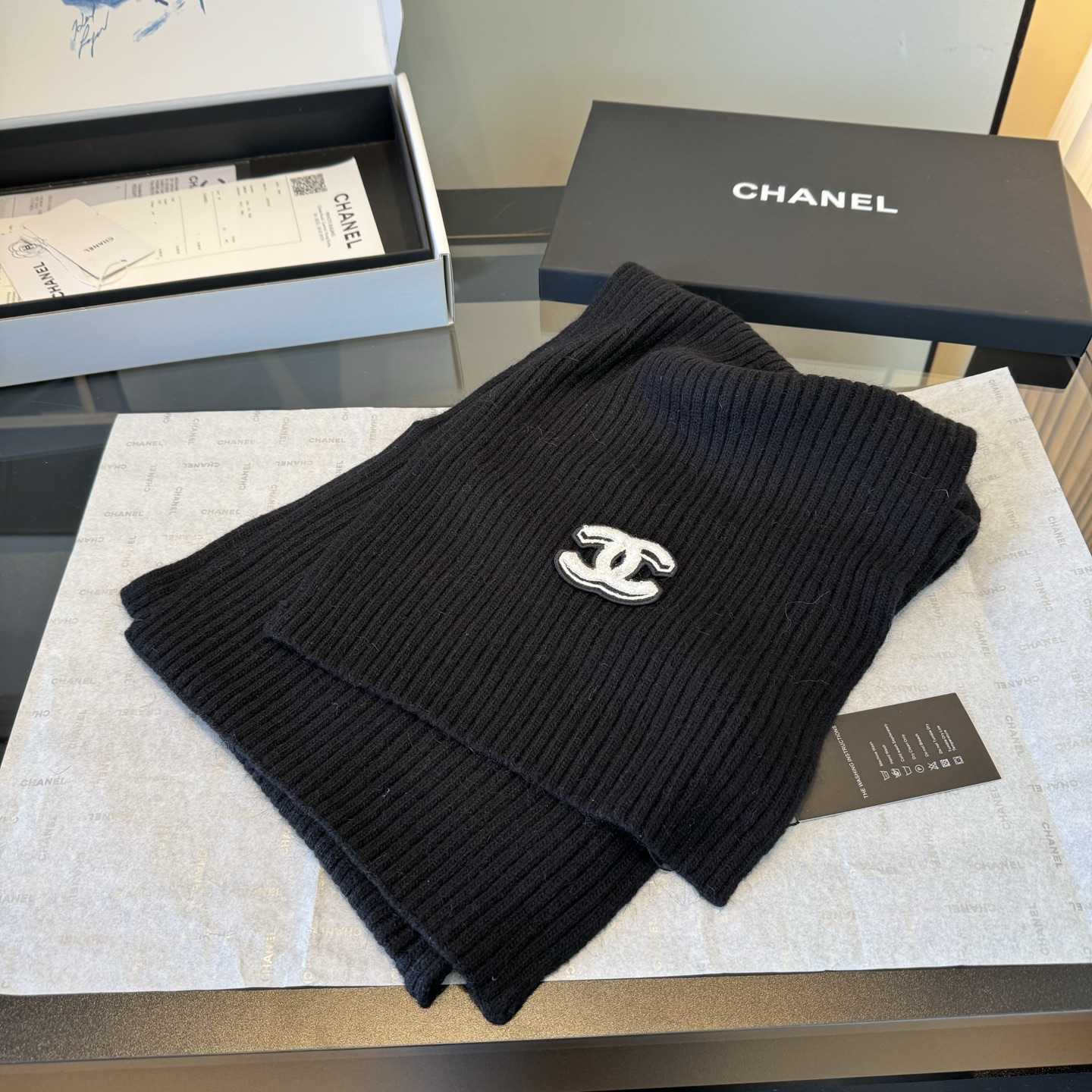 Chanel高仿針織三件組 黑色圍巾帽手套 經典雙C標完美還原|超A仿原單精品圖片 9 Chanel高仿針織三件組 黑色圍巾帽手套 經典雙C標完美還原|歐美奢侈品精品推薦