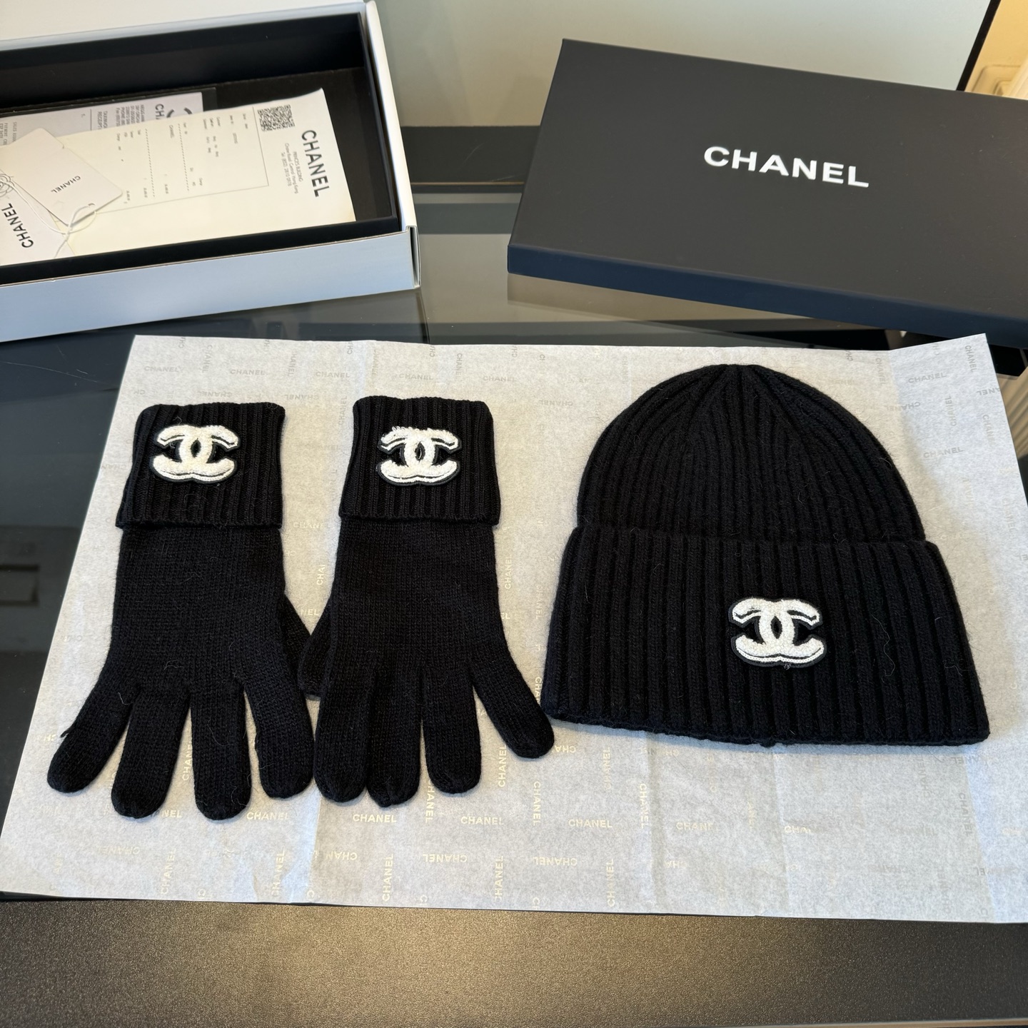 Chanel高仿針織三件組 黑色圍巾帽手套 經典雙C標完美還原|超A仿原單精品圖片 8 Chanel高仿針織三件組 黑色圍巾帽手套 經典雙C標完美還原|歐美奢侈品精品推薦