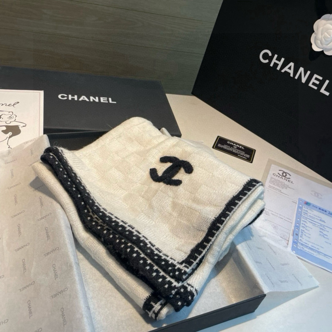 Chanel精品仿製圍巾 女款奶油白格紋邊飾設計 羊毛觸感保暖|超A仿原單精品圖片 13 Chanel精品仿製圍巾 女款奶油白格紋邊飾設計 羊毛觸感保暖|歐美奢侈品精品推薦