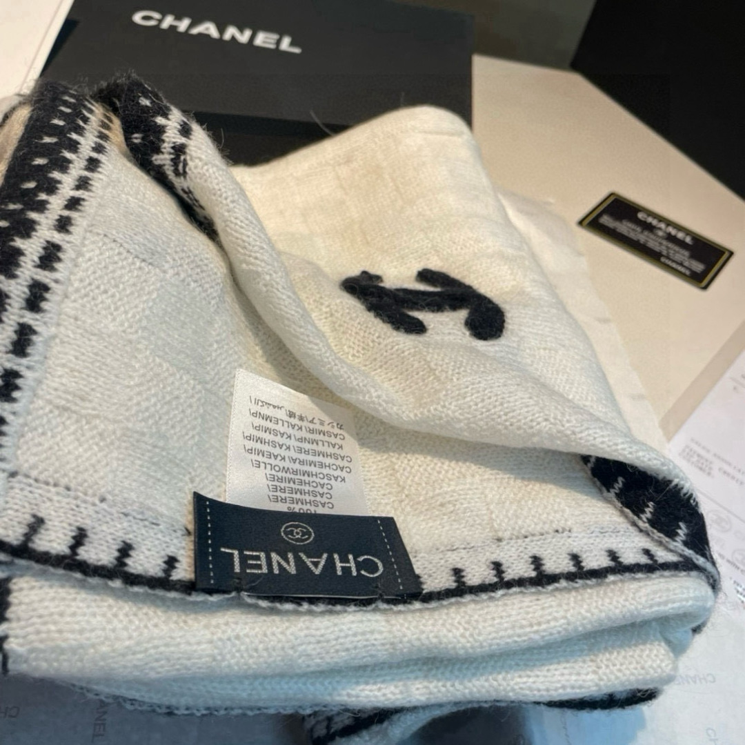 Chanel精品仿製圍巾 女款奶油白格紋邊飾設計 羊毛觸感保暖|超A仿原單精品圖片 12 Chanel精品仿製圍巾 女款奶油白格紋邊飾設計 羊毛觸感保暖|歐美奢侈品精品推薦