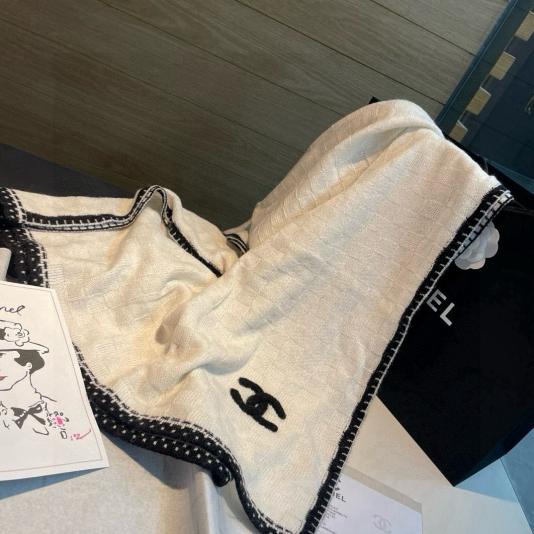 Chanel精品仿製圍巾 女款奶油白格紋邊飾設計 羊毛觸感保暖|超A仿原單精品圖片 11 Chanel精品仿製圍巾 女款奶油白格紋邊飾設計 羊毛觸感保暖|歐美奢侈品精品推薦