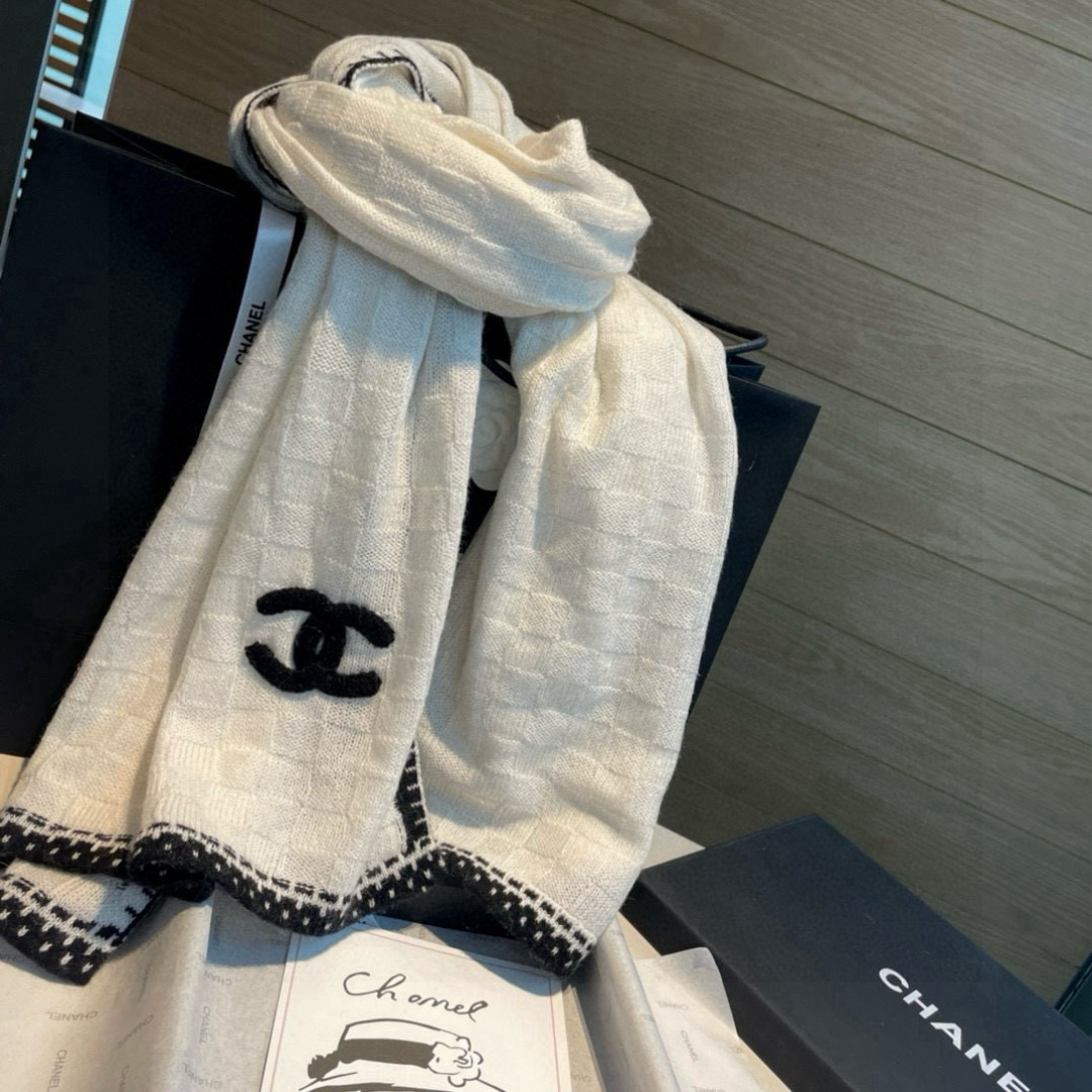 Chanel精品仿製圍巾 女款奶油白格紋邊飾設計 羊毛觸感保暖|超A仿原單精品圖片 10 Chanel精品仿製圍巾 女款奶油白格紋邊飾設計 羊毛觸感保暖|歐美奢侈品精品推薦