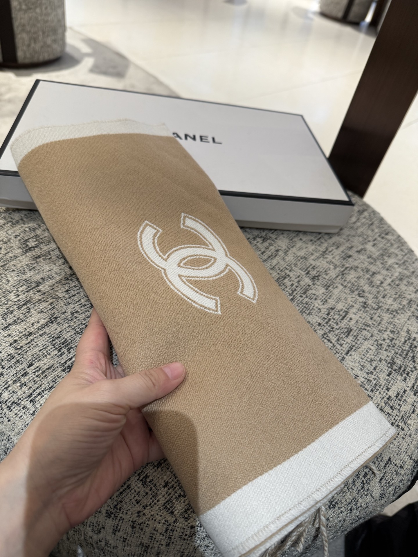 Chanel高仿流蘇圍巾 焦糖色撞白邊 羊毛質感冬季百搭款｜歐美奢侈品精品推薦