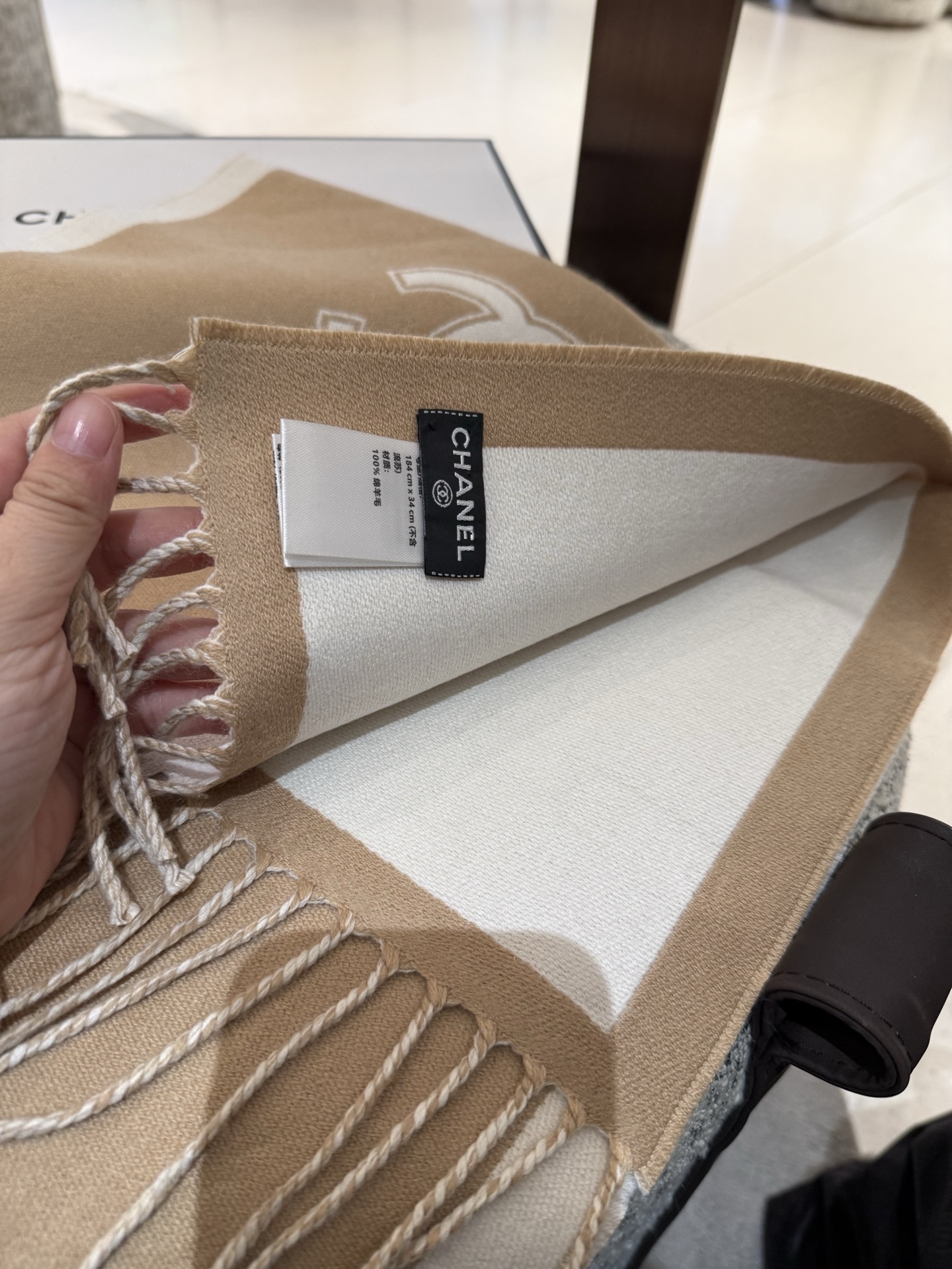 Chanel高仿流蘇圍巾 焦糖色撞白邊 羊毛質感冬季百搭款｜歐美奢侈品精品推薦