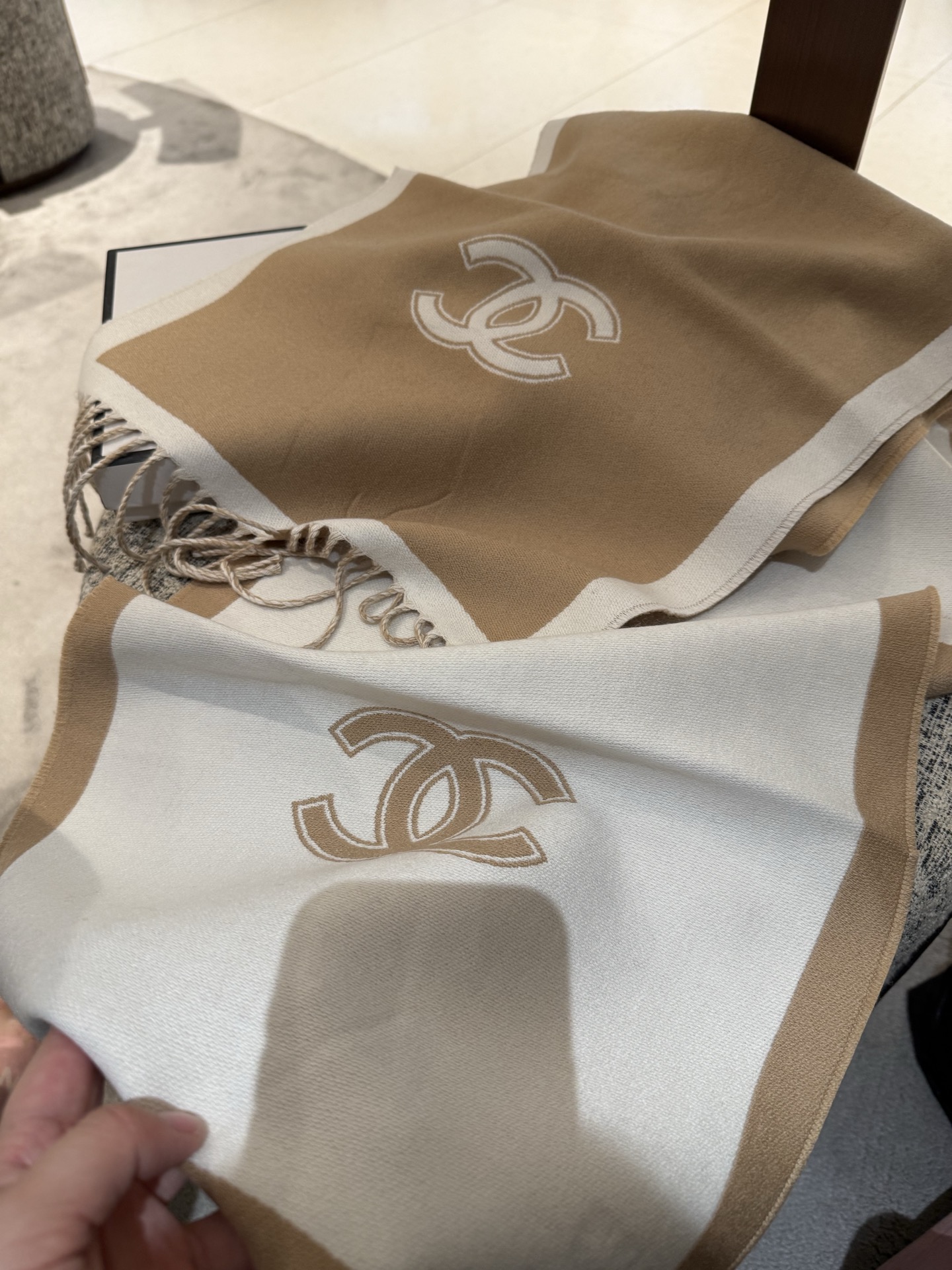 Chanel高仿流蘇圍巾 焦糖色撞白邊 羊毛質感冬季百搭款｜歐美奢侈品精品推薦