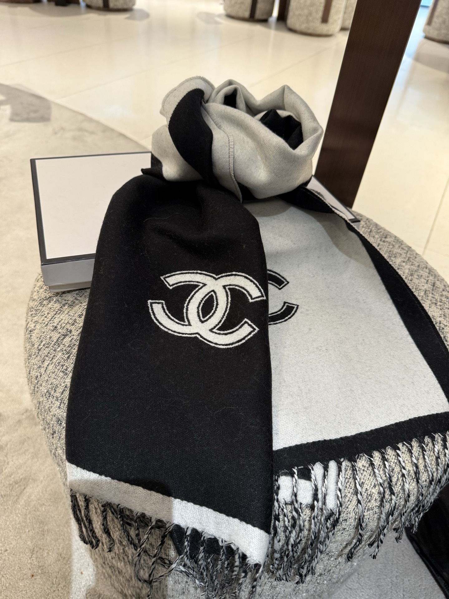 Chanel精品仿製雙色圍巾 黑白拼接加厚款 俐落時尚風格