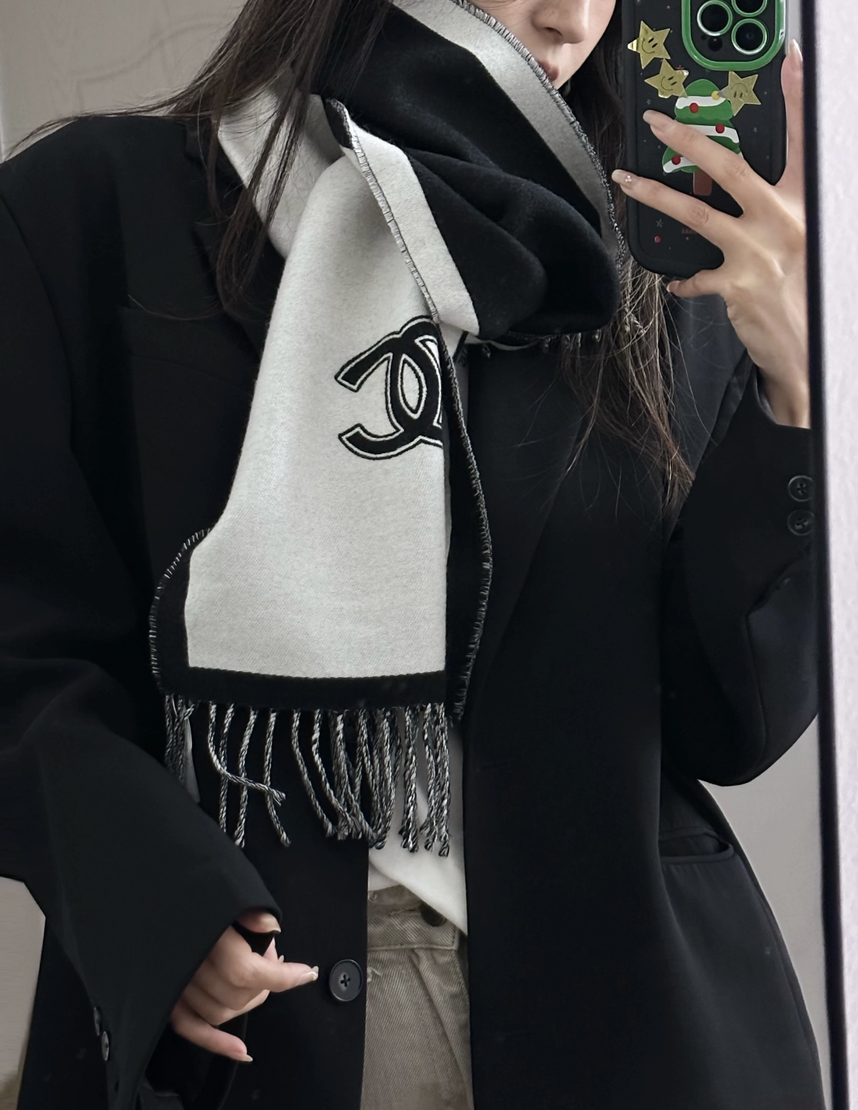 Chanel精品仿製雙色圍巾 黑白拼接加厚款 俐落時尚風格｜歐美奢侈品精品推薦