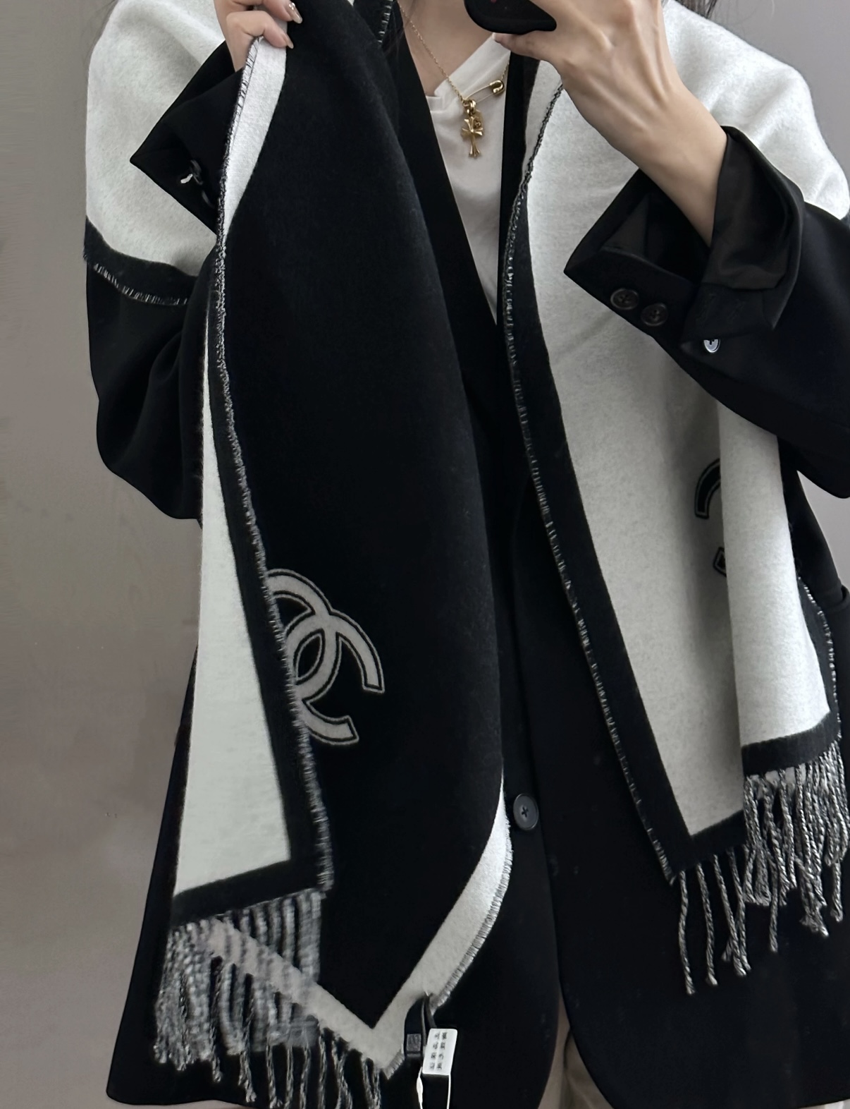 Chanel精品仿製雙色圍巾 黑白拼接加厚款 俐落時尚風格｜歐美奢侈品精品推薦