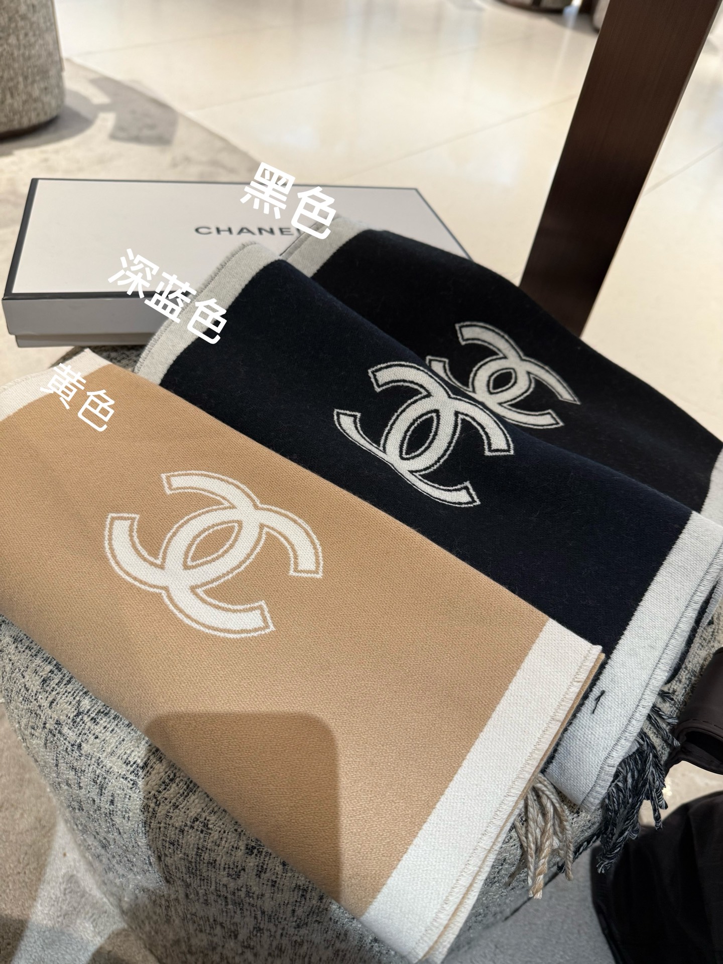 Chanel精品仿製雙色圍巾 黑白拼接加厚款 俐落時尚風格｜歐美奢侈品精品推薦
