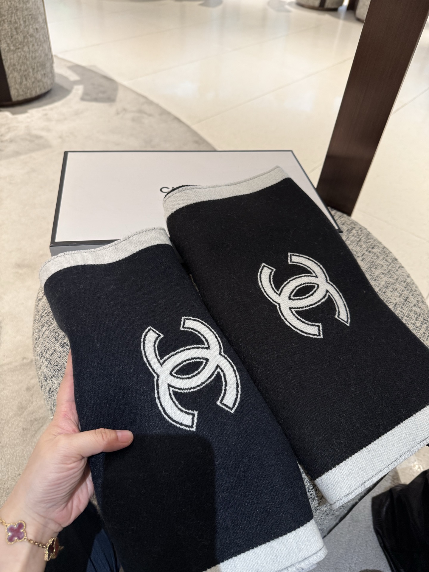 Chanel精品仿製雙色圍巾 黑白拼接加厚款 俐落時尚風格｜歐美奢侈品精品推薦