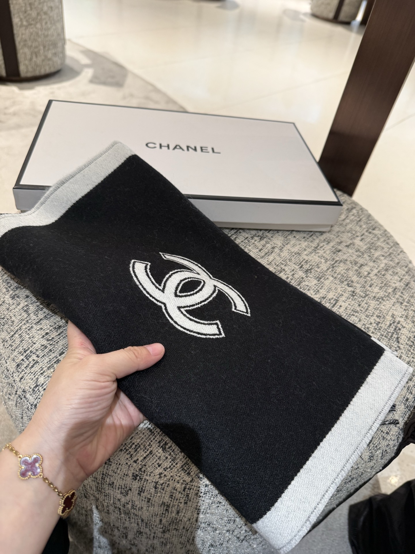 Chanel精品仿製雙色圍巾 黑白拼接加厚款 俐落時尚風格｜歐美奢侈品精品推薦