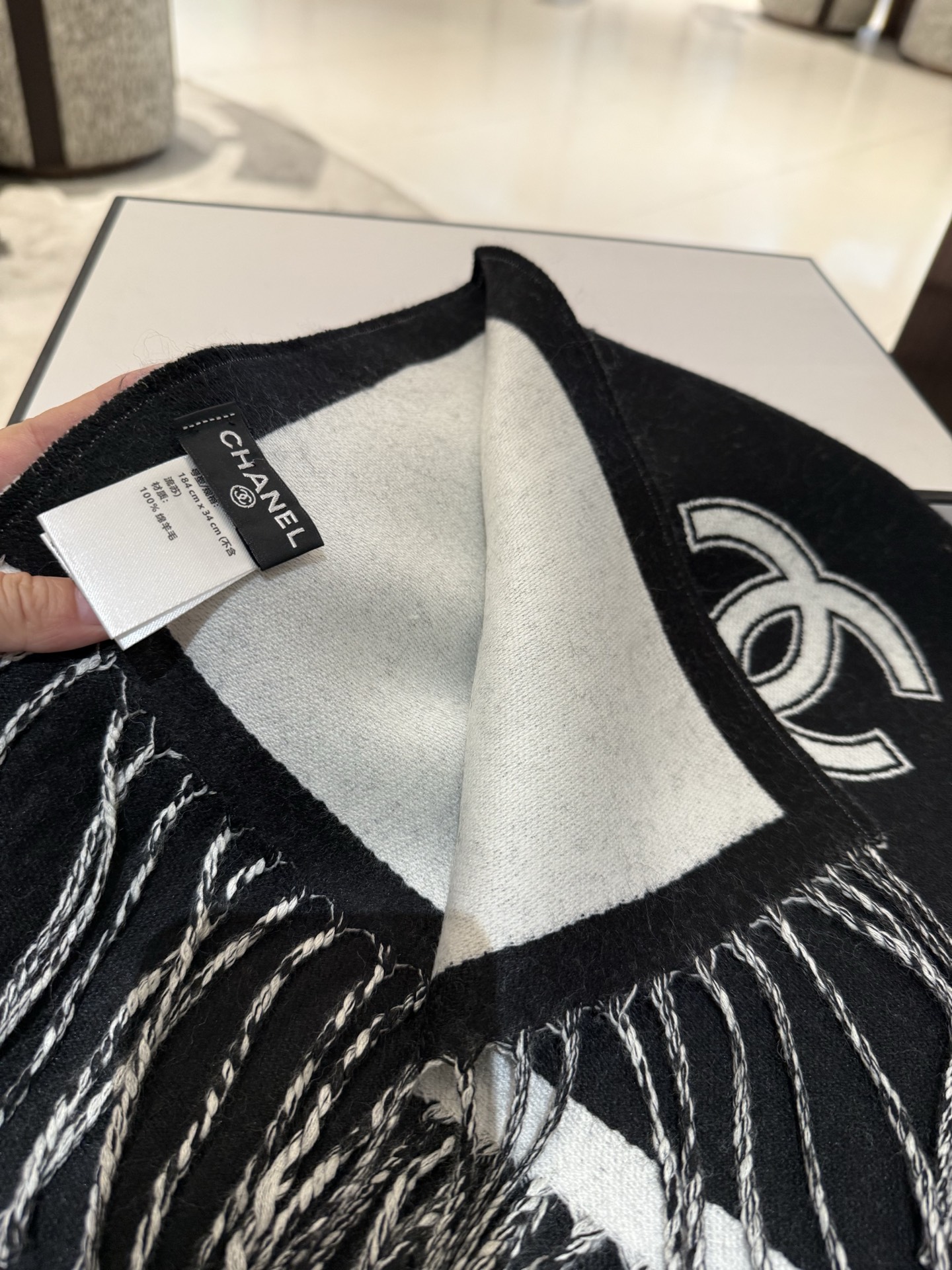 Chanel精品仿製雙色圍巾 黑白拼接加厚款 俐落時尚風格｜歐美奢侈品精品推薦