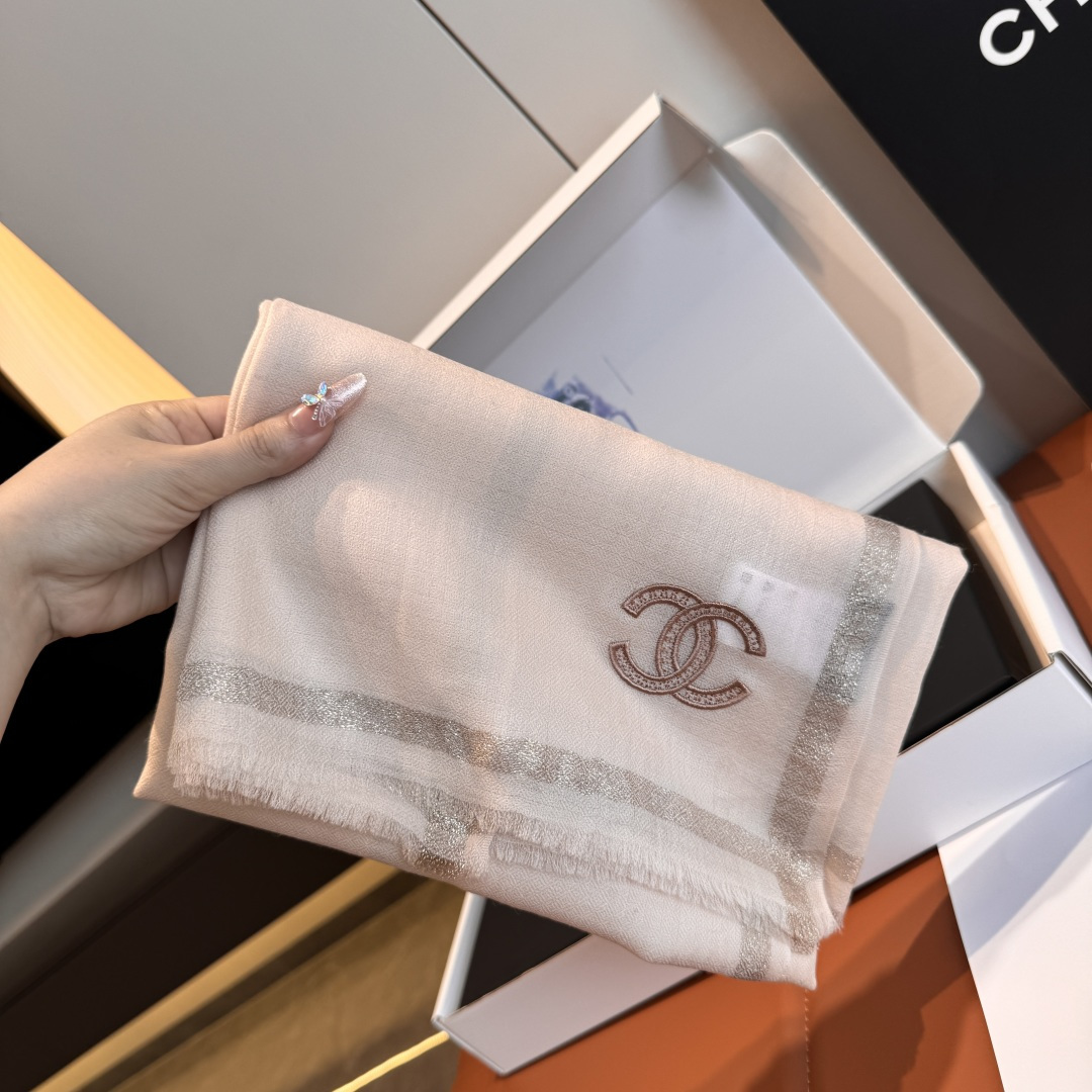 Chanel一比一粉色亮絲圍巾 典雅雙C刺繡設計 氣質女款首選