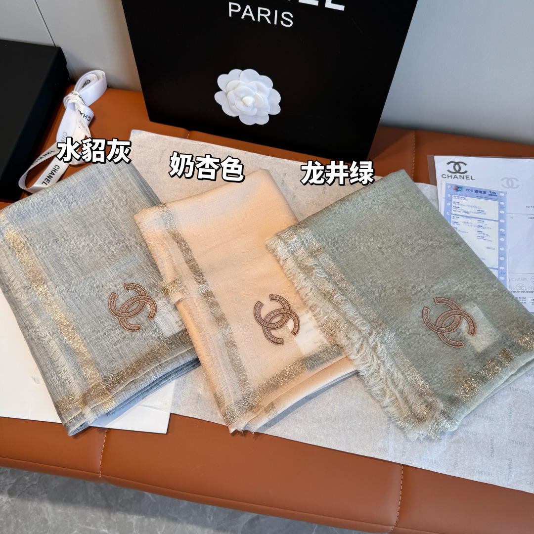 Chanel一比一粉色亮絲圍巾 典雅雙C刺繡設計 氣質女款首選｜歐美奢侈品精品推薦