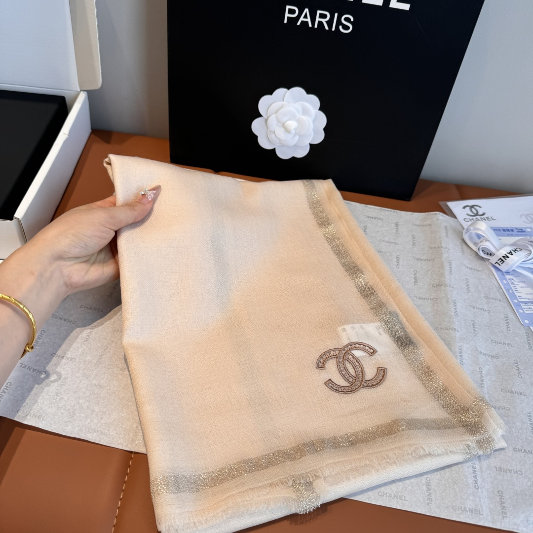 Chanel一比一粉色亮絲圍巾 典雅雙C刺繡設計 氣質女款首選｜歐美奢侈品精品推薦