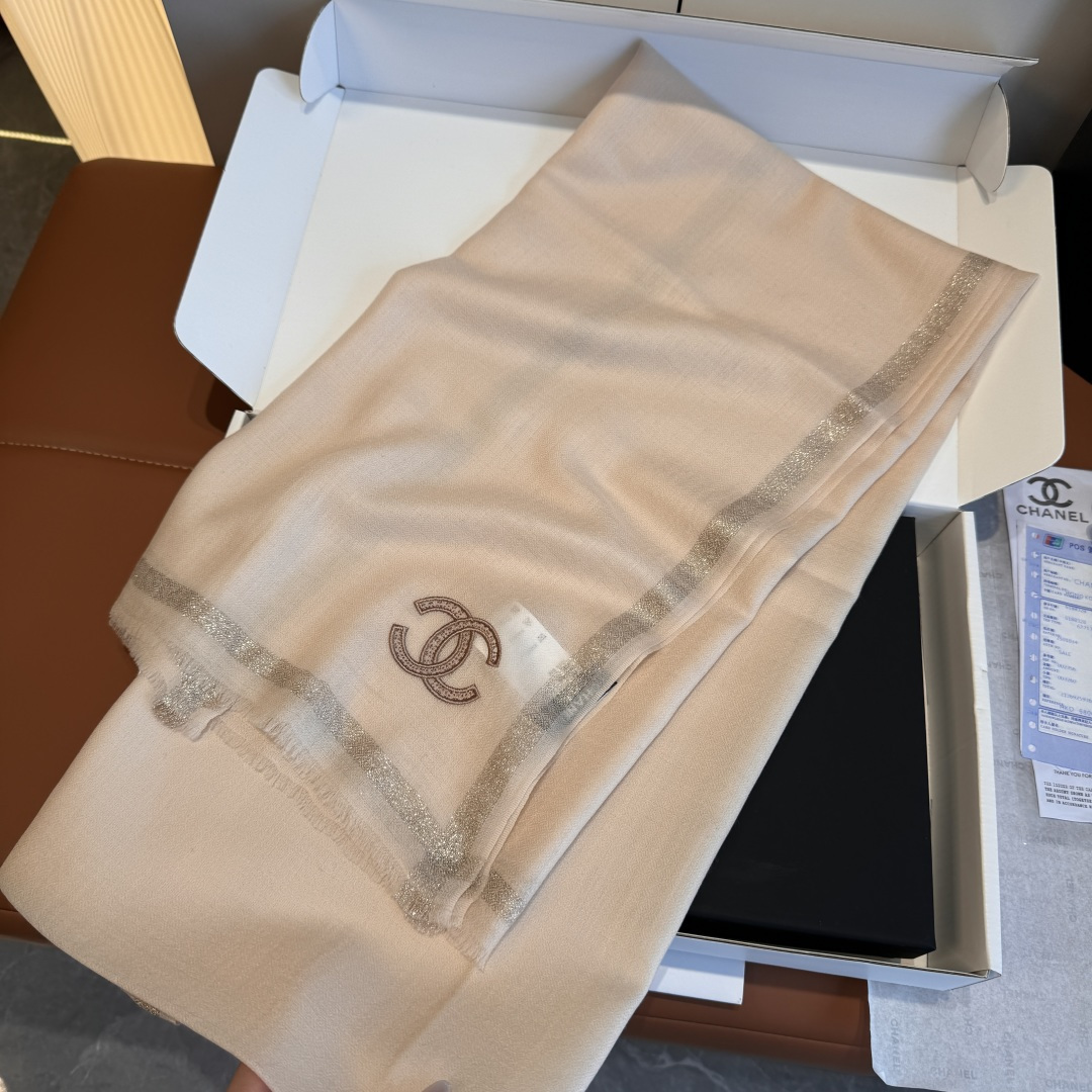 Chanel一比一粉色亮絲圍巾 典雅雙C刺繡設計 氣質女款首選｜歐美奢侈品精品推薦