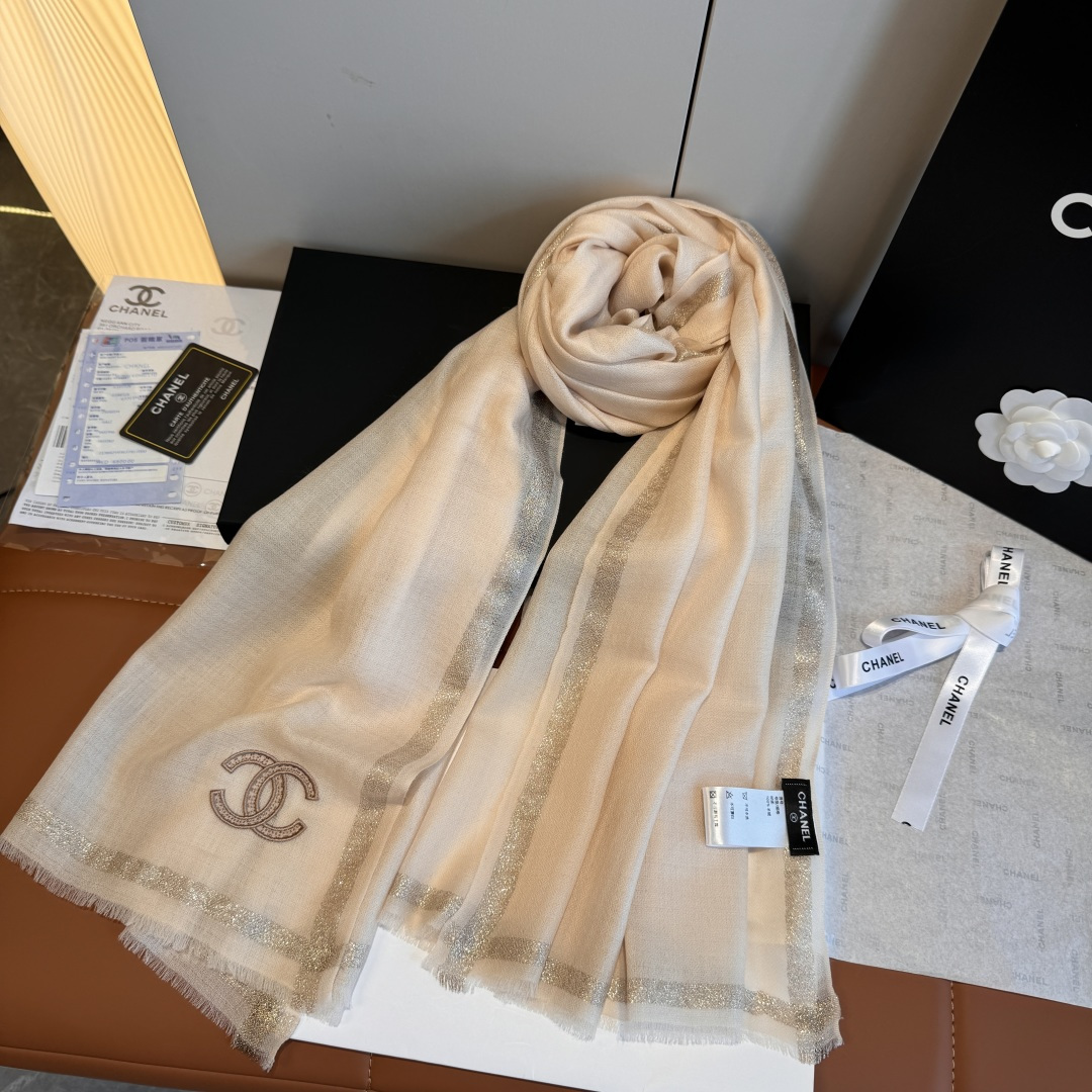 Chanel一比一粉色亮絲圍巾 典雅雙C刺繡設計 氣質女款首選｜歐美奢侈品精品推薦