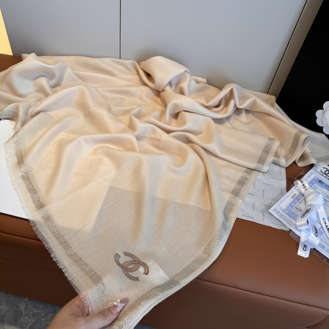 Chanel一比一粉色亮絲圍巾 典雅雙C刺繡設計 氣質女款首選｜歐美奢侈品精品推薦