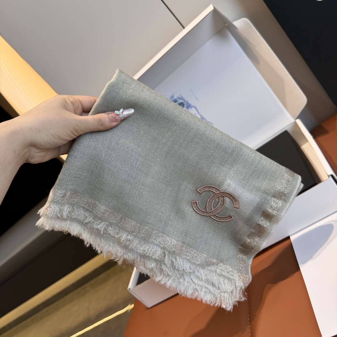 Chanel一比一綠灰亮絲圍巾 優雅雙C刺繡 粗邊設計高級感十足|超A仿原單精品圖片 4 Chanel一比一綠灰亮絲圍巾 優雅雙C刺繡 粗邊設計高級感十足|歐美奢侈品精品推薦