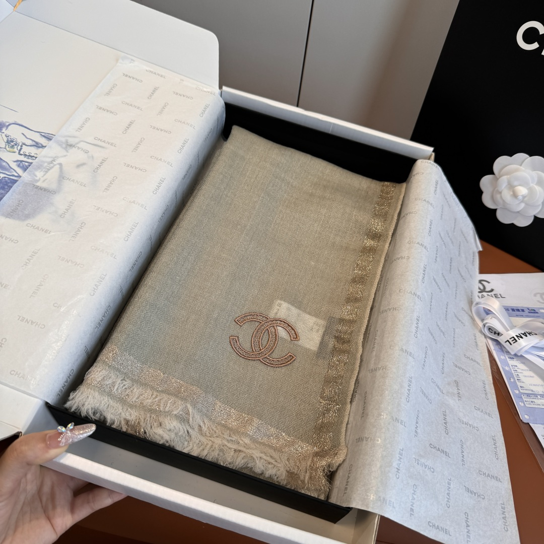 Chanel一比一綠灰亮絲圍巾 優雅雙C刺繡 粗邊設計高級感十足