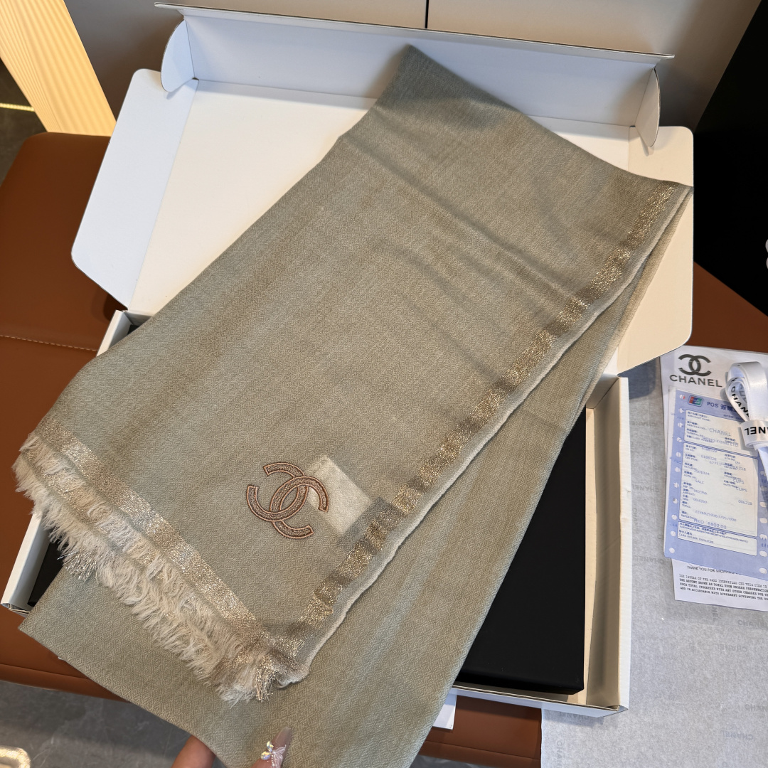 Chanel一比一綠灰亮絲圍巾 優雅雙C刺繡 粗邊設計高級感十足|超A仿原單精品圖片 9 Chanel一比一綠灰亮絲圍巾 優雅雙C刺繡 粗邊設計高級感十足|歐美奢侈品精品推薦
