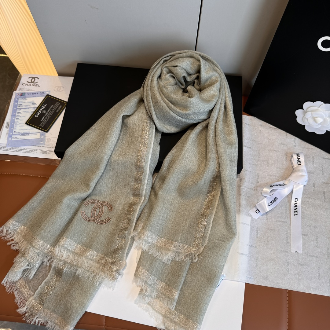Chanel一比一綠灰亮絲圍巾 優雅雙C刺繡 粗邊設計高級感十足|超A仿原單精品圖片 8 Chanel一比一綠灰亮絲圍巾 優雅雙C刺繡 粗邊設計高級感十足|歐美奢侈品精品推薦
