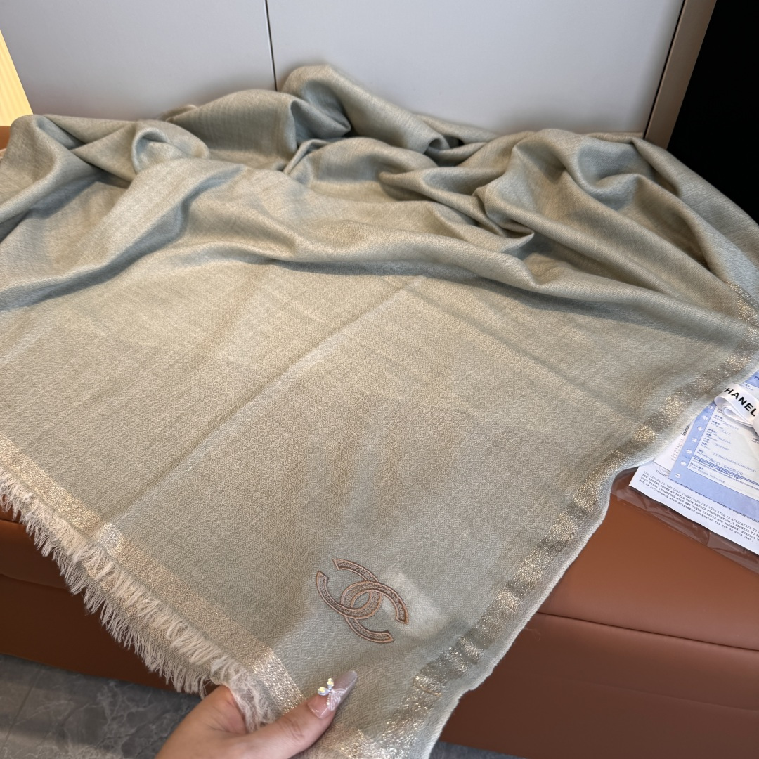 Chanel一比一綠灰亮絲圍巾 優雅雙C刺繡 粗邊設計高級感十足|超A仿原單精品圖片 6 Chanel一比一綠灰亮絲圍巾 優雅雙C刺繡 粗邊設計高級感十足|歐美奢侈品精品推薦