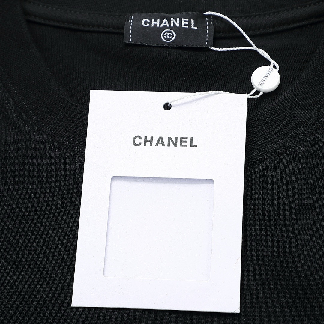 Chanel 高仿男女款黑色藝術字母短袖T恤 潮感十足街頭風人氣款| 8 Chanel 高仿男女款黑色藝術字母短袖T恤 潮感十足街頭風人氣款