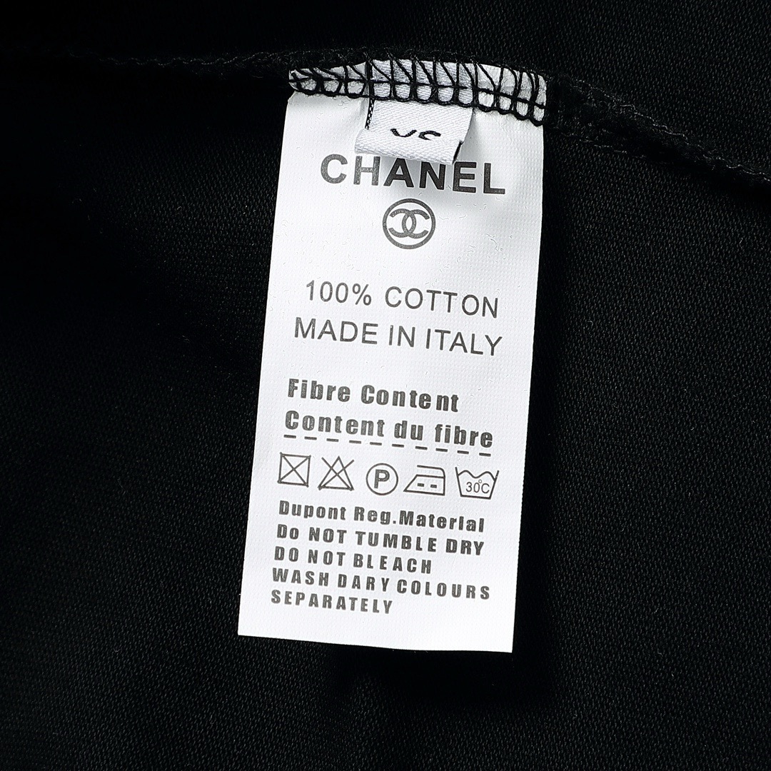 Chanel 高仿男女款黑色藝術字母短袖T恤 潮感十足街頭風人氣款| 7 Chanel 高仿男女款黑色藝術字母短袖T恤 潮感十足街頭風人氣款