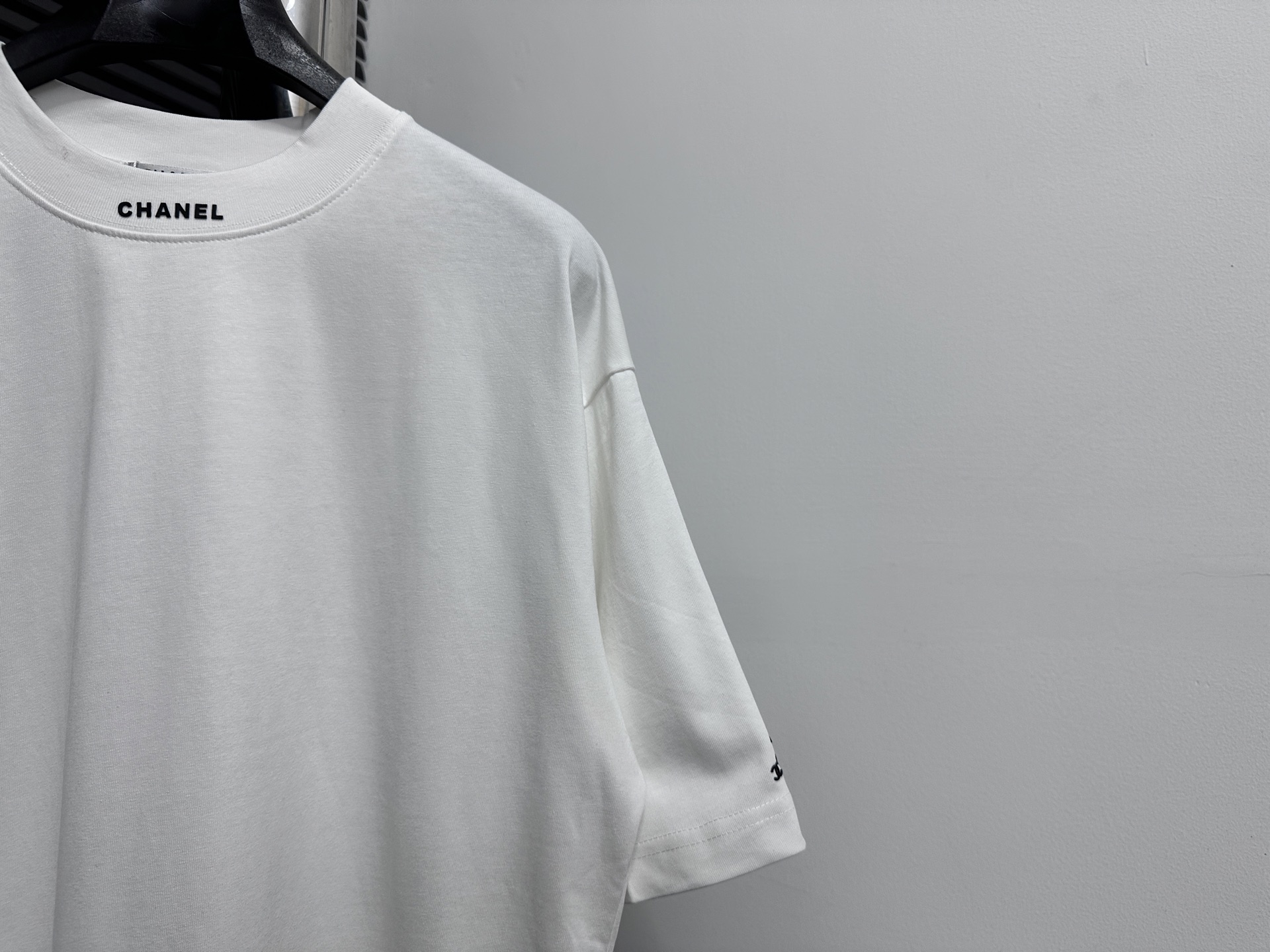 Chanel 高仿男款白色簡約短袖T恤 領口小字母刺繡細節設計| 13 Chanel 高仿男款白色簡約短袖T恤 領口小字母刺繡細節設計