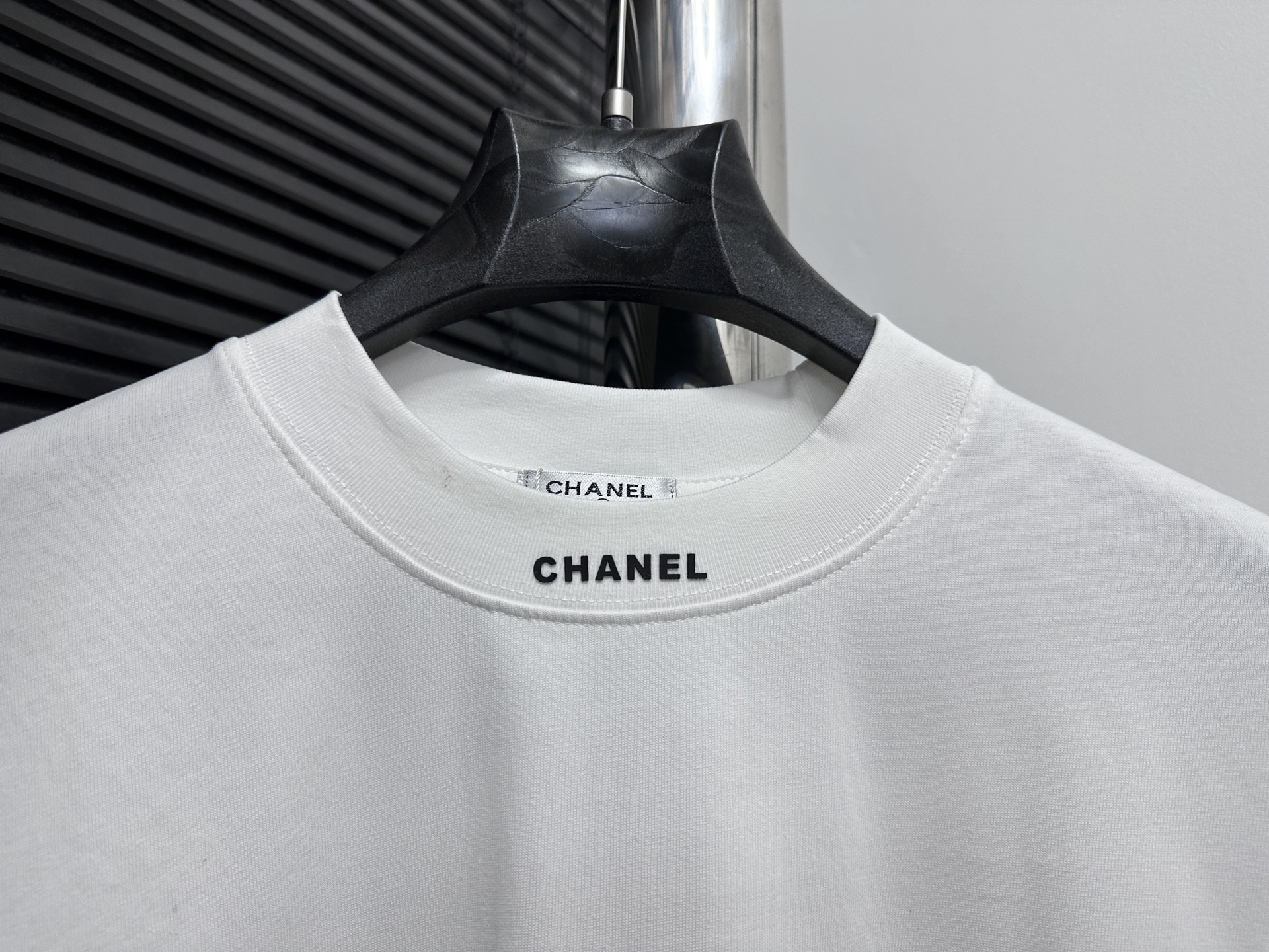 Chanel 高仿男款白色簡約短袖T恤 領口小字母刺繡細節設計| 12 Chanel 高仿男款白色簡約短袖T恤 領口小字母刺繡細節設計