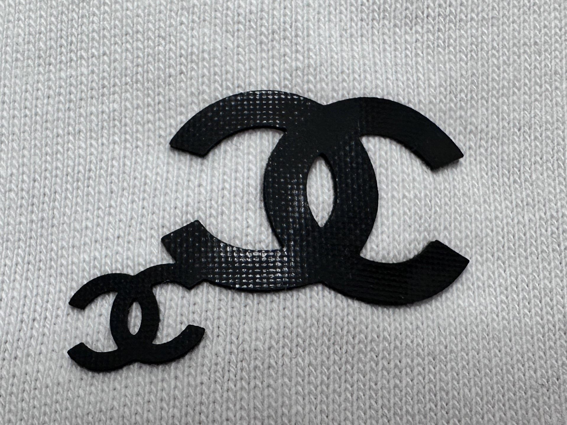 Chanel 高仿男款白色簡約短袖T恤 領口小字母刺繡細節設計| 9 Chanel 高仿男款白色簡約短袖T恤 領口小字母刺繡細節設計