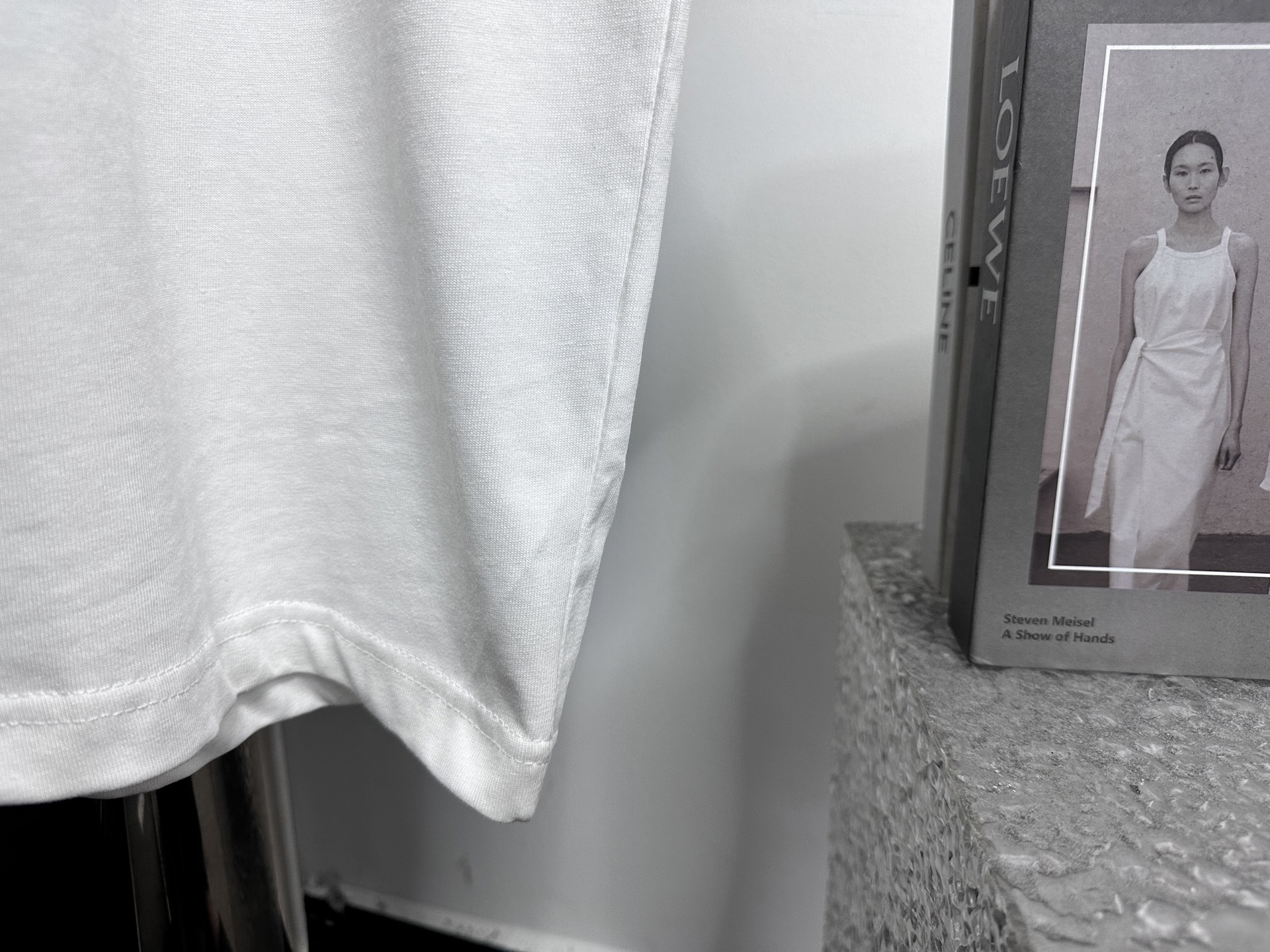 Chanel 高仿男款白色簡約短袖T恤 領口小字母刺繡細節設計| 8 Chanel 高仿男款白色簡約短袖T恤 領口小字母刺繡細節設計