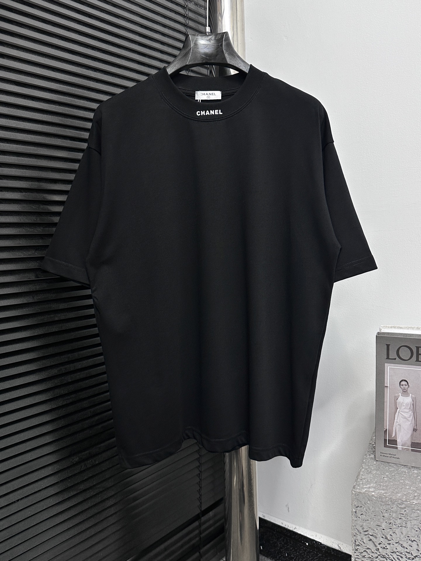 Chanel 高仿男款黑色素面T恤 領口品牌字樣刺繡百搭通勤款
