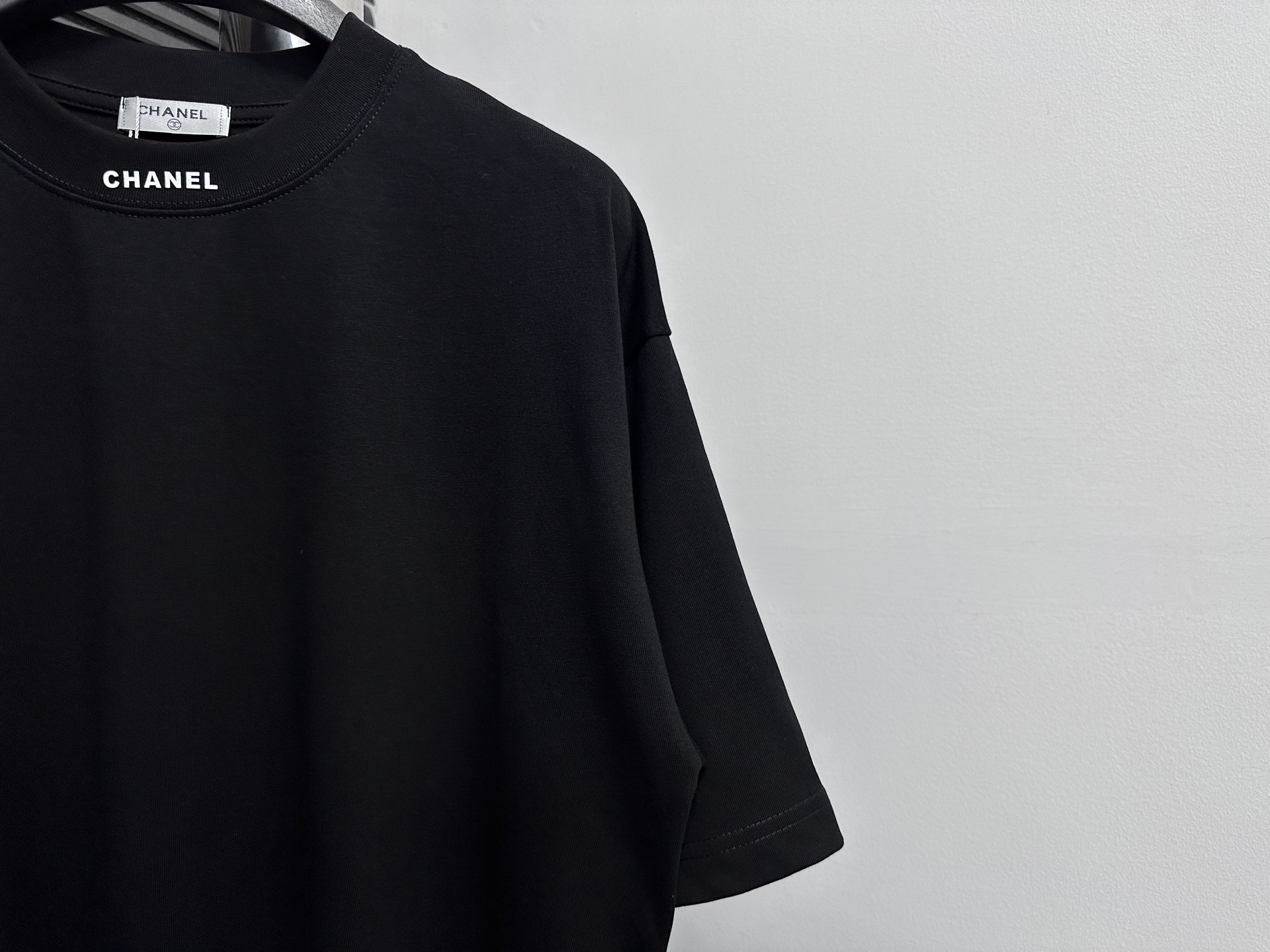 Chanel 高仿男款黑色素面T恤 領口品牌字樣刺繡百搭通勤款| 12 Chanel 高仿男款黑色素面T恤 領口品牌字樣刺繡百搭通勤款