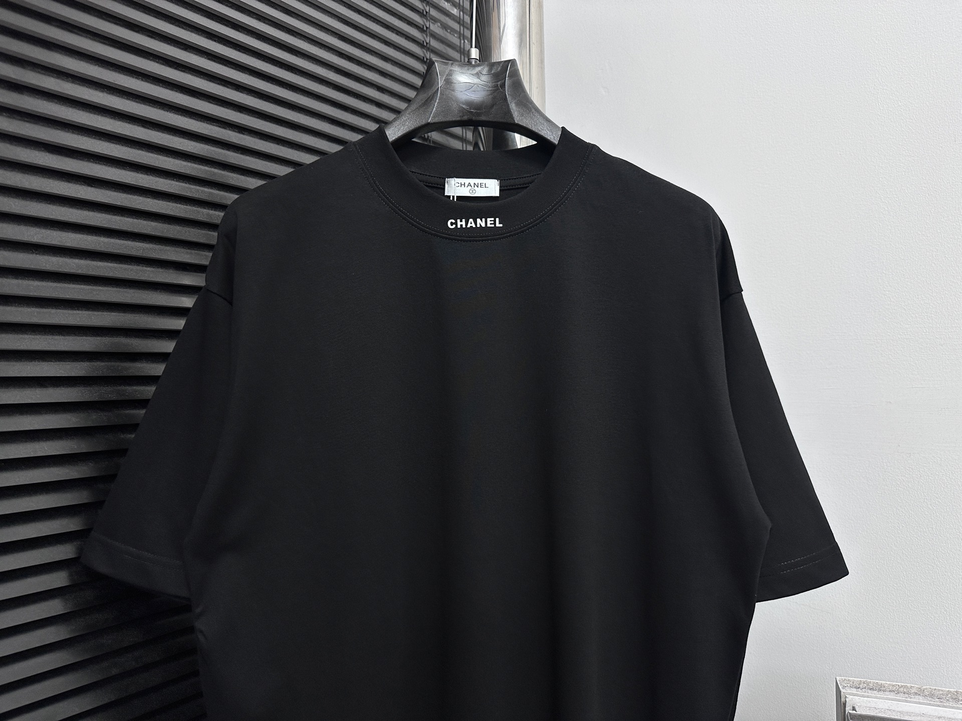 Chanel 高仿男款黑色素面T恤 領口品牌字樣刺繡百搭通勤款| 11 Chanel 高仿男款黑色素面T恤 領口品牌字樣刺繡百搭通勤款