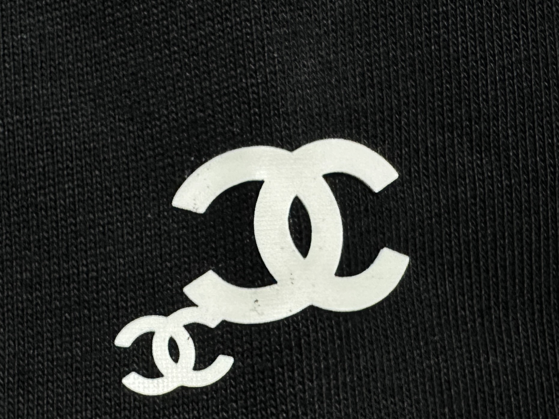 Chanel 高仿男款黑色素面T恤 領口品牌字樣刺繡百搭通勤款| 10 Chanel 高仿男款黑色素面T恤 領口品牌字樣刺繡百搭通勤款