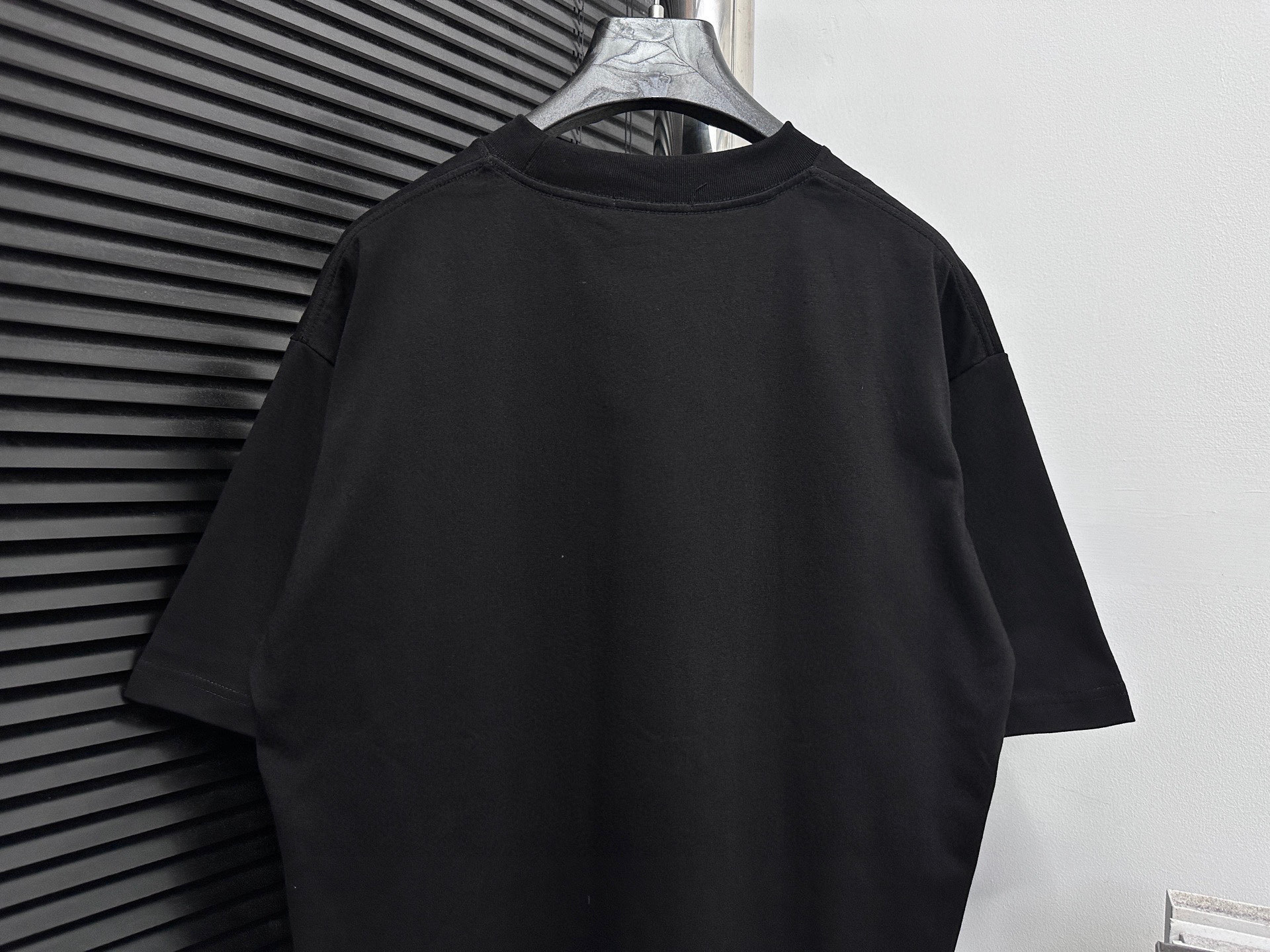 Chanel 高仿男款黑色素面T恤 領口品牌字樣刺繡百搭通勤款| 9 Chanel 高仿男款黑色素面T恤 領口品牌字樣刺繡百搭通勤款